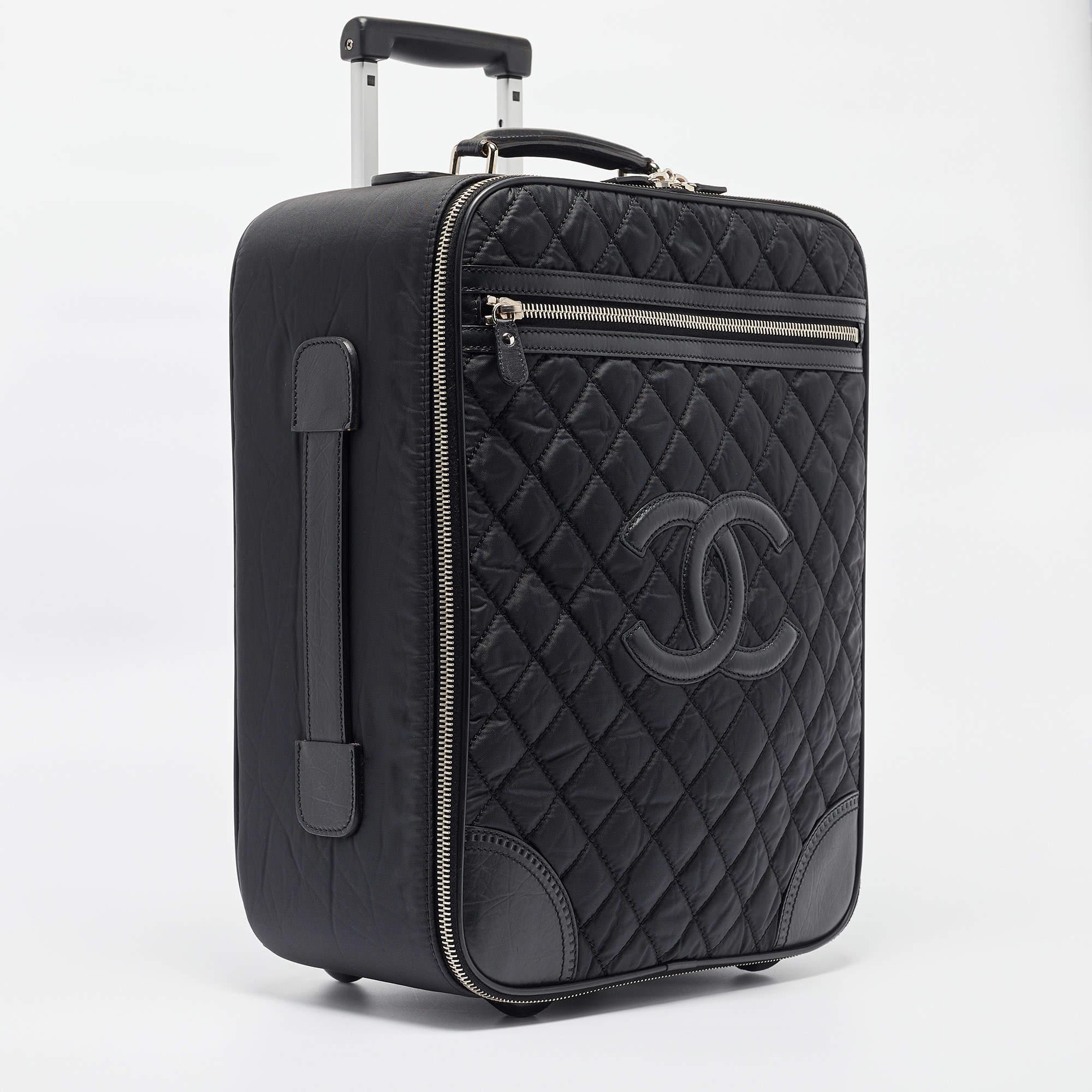  Chanel Black Quilted Nylon 2 Wheeled CC Luggage (Bagages à 2 roues en nylon matelassé) Pour femmes 