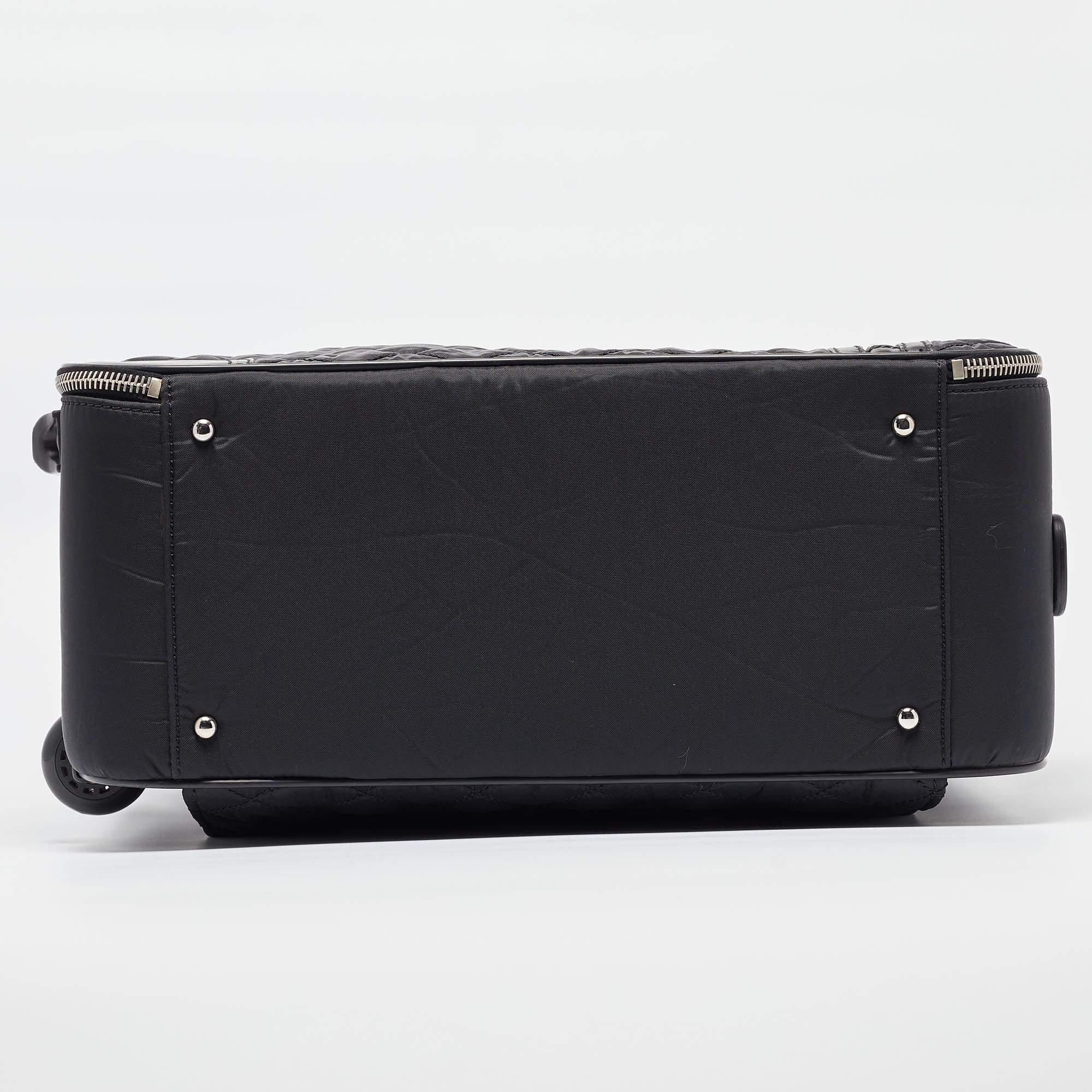 Chanel Black Quilted Nylon 2 Wheeled CC Luggage (Bagages à 2 roues en nylon matelassé) 1