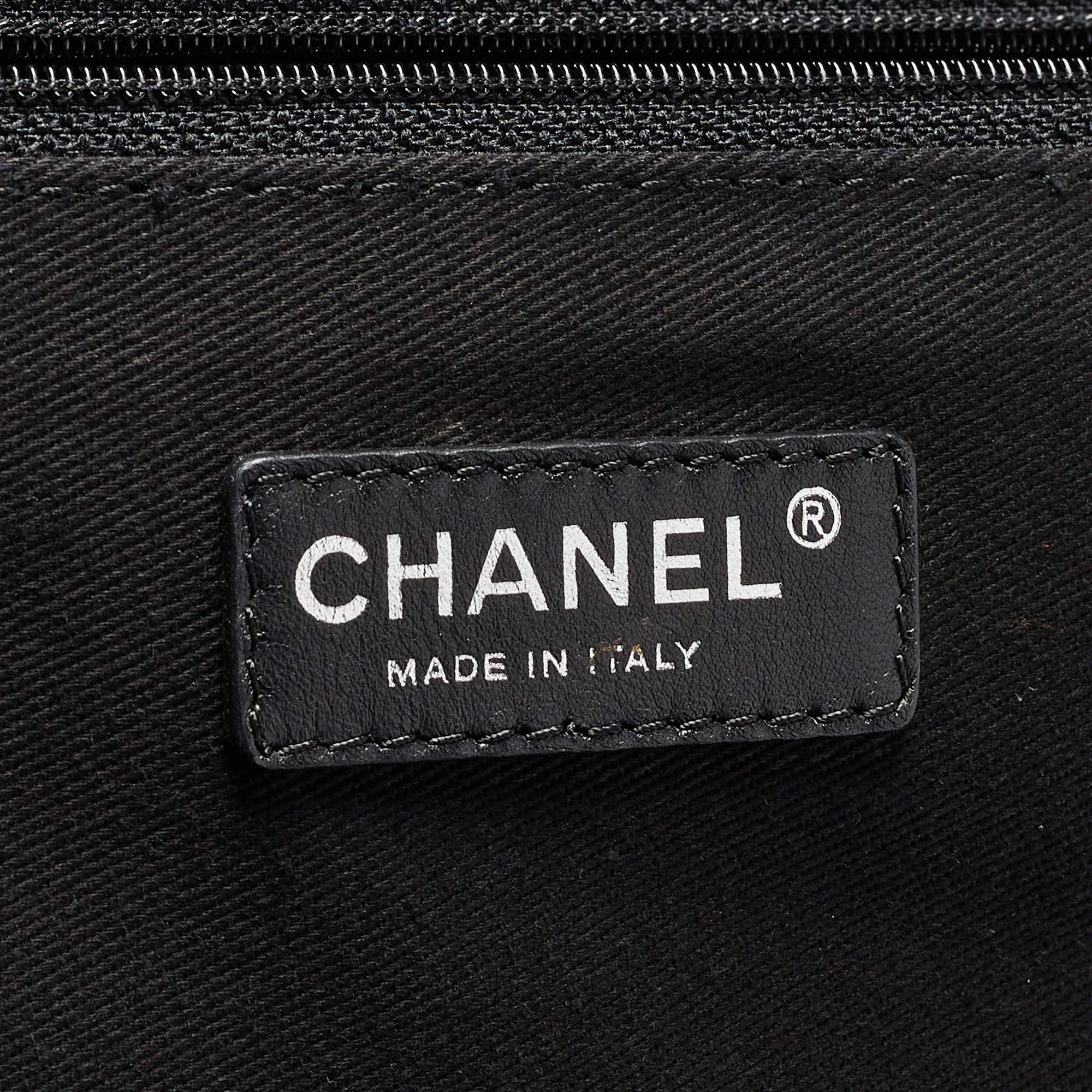 Chanel Black Quilted Nylon 2 Wheeled CC Luggage (Bagages à 2 roues en nylon matelassé) 2