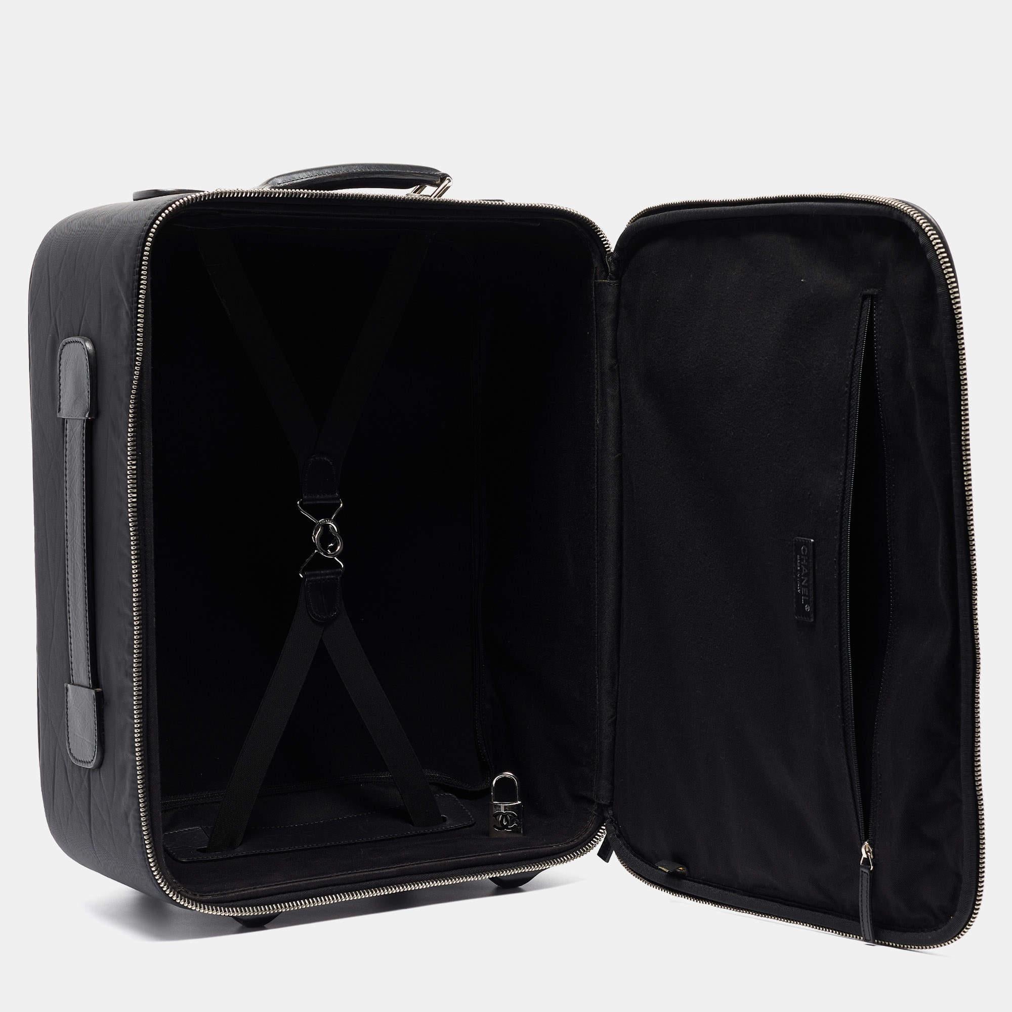 Chanel Black Quilted Nylon 2 Wheeled CC Luggage (Bagages à 2 roues en nylon matelassé) 4