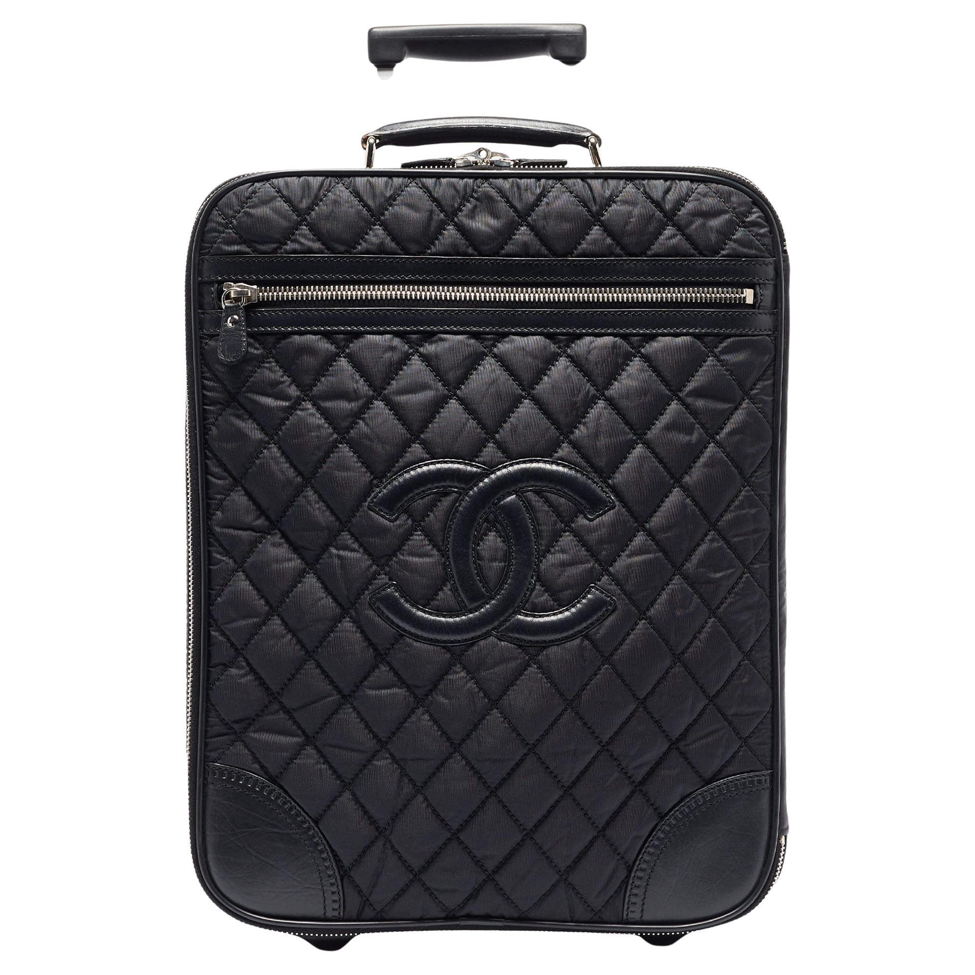 Chanel Black Quilted Nylon 2 Wheeled CC Luggage (Bagages à 2 roues en nylon matelassé)