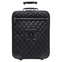 Chanel Schwarzes gestepptes Nylon-Gepäckstück mit 2 Rädern CC