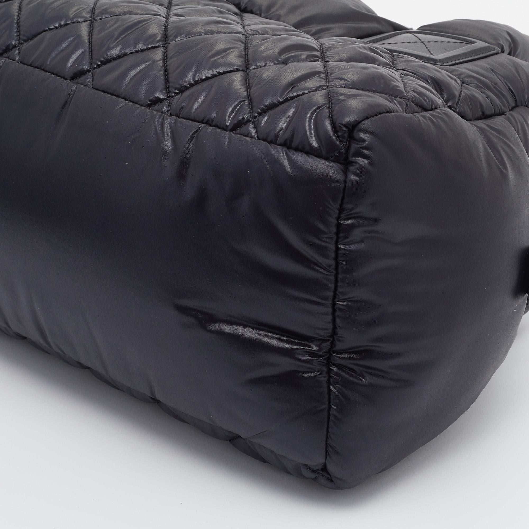 Chanel Schwarze gesteppte Coco Cocoon Puffer-Tasche aus Nylon 6