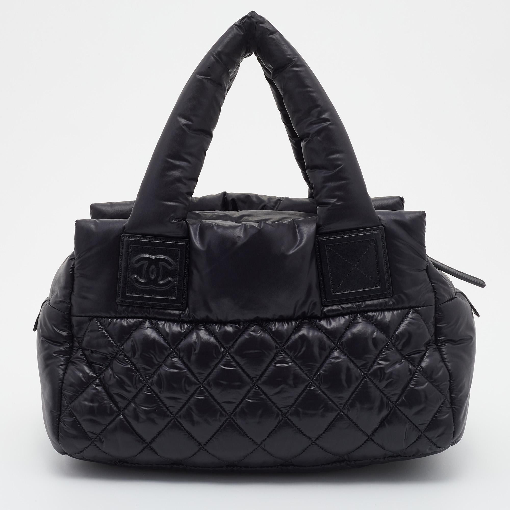 Zeigen Sie Ihre einzigartige Ästhetik in der Mode mit dieser fabelhaften Coco Cocoon Puffertasche aus dem Hause Chanel. Sie ist außen aus schwarzem, gestepptem Nylon gefertigt und verfügt über silberfarbene Beschläge und ein nylongefüttertes
