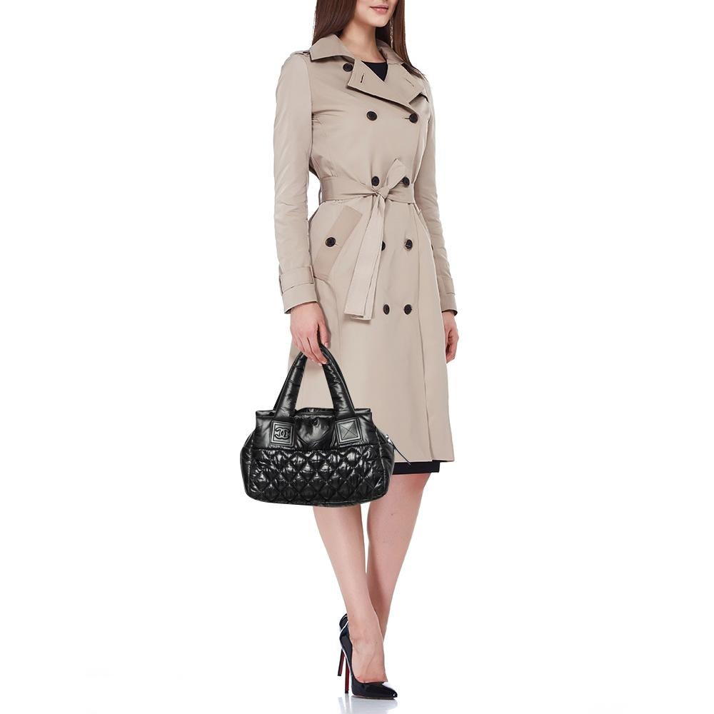 Chanel Schwarze gesteppte Coco Cocoon Puffer-Tasche aus Nylon im Zustand „Gut“ in Dubai, Al Qouz 2