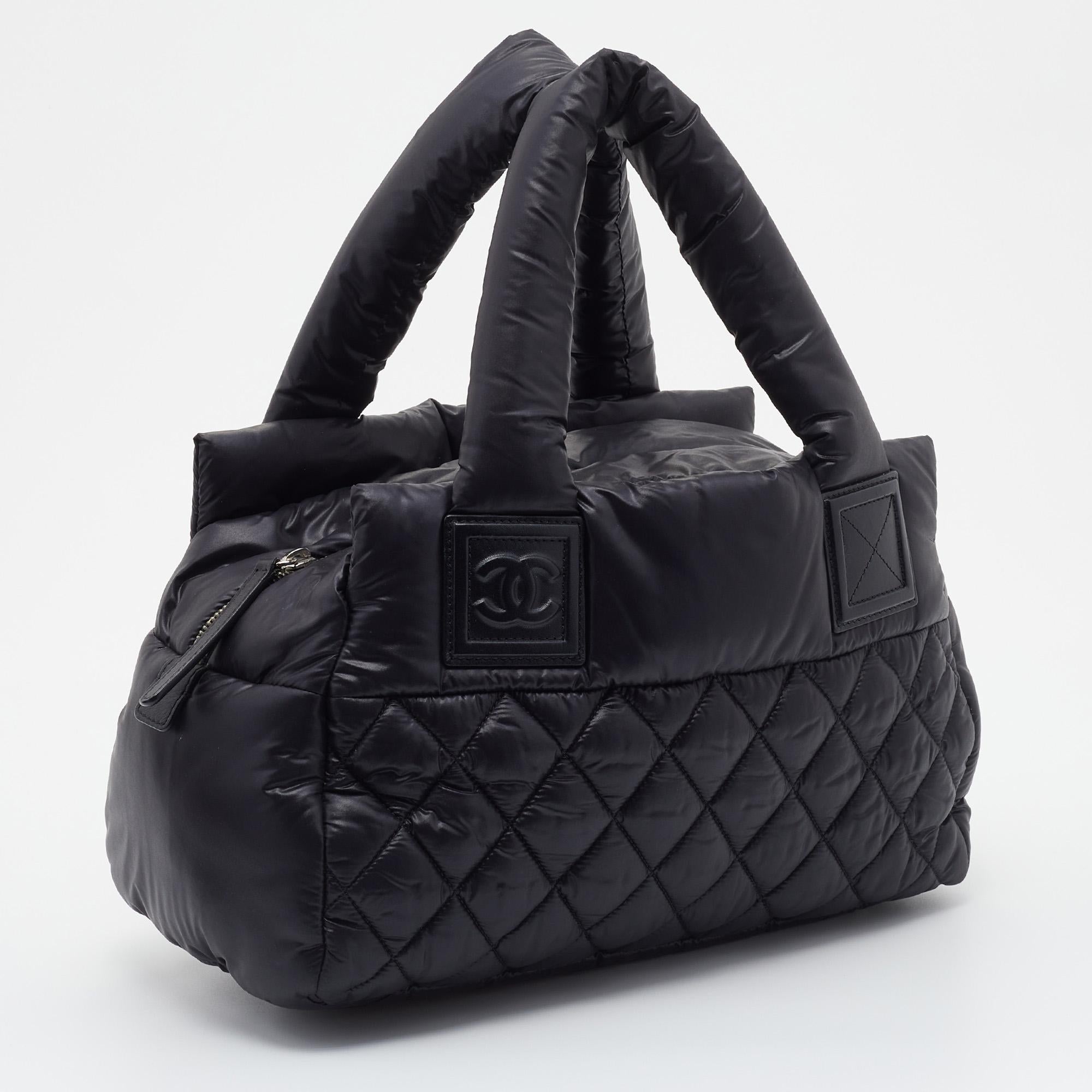 Chanel Schwarze gesteppte Coco Cocoon Puffer-Tasche aus Nylon Damen