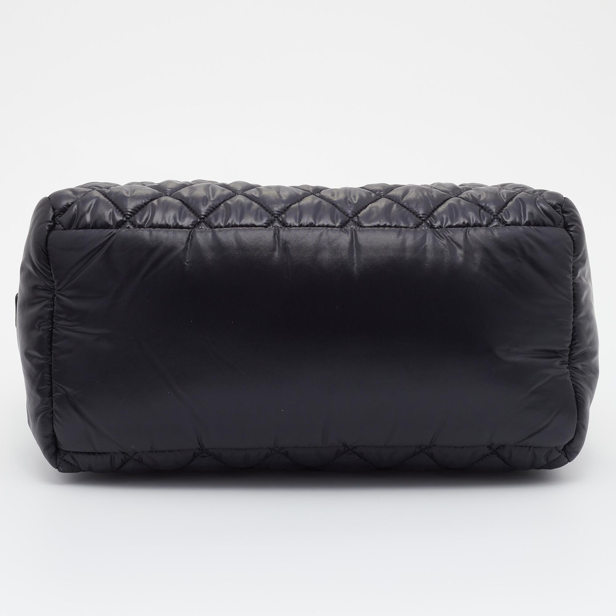 Chanel Schwarze gesteppte Coco Cocoon Puffer-Tasche aus Nylon 1
