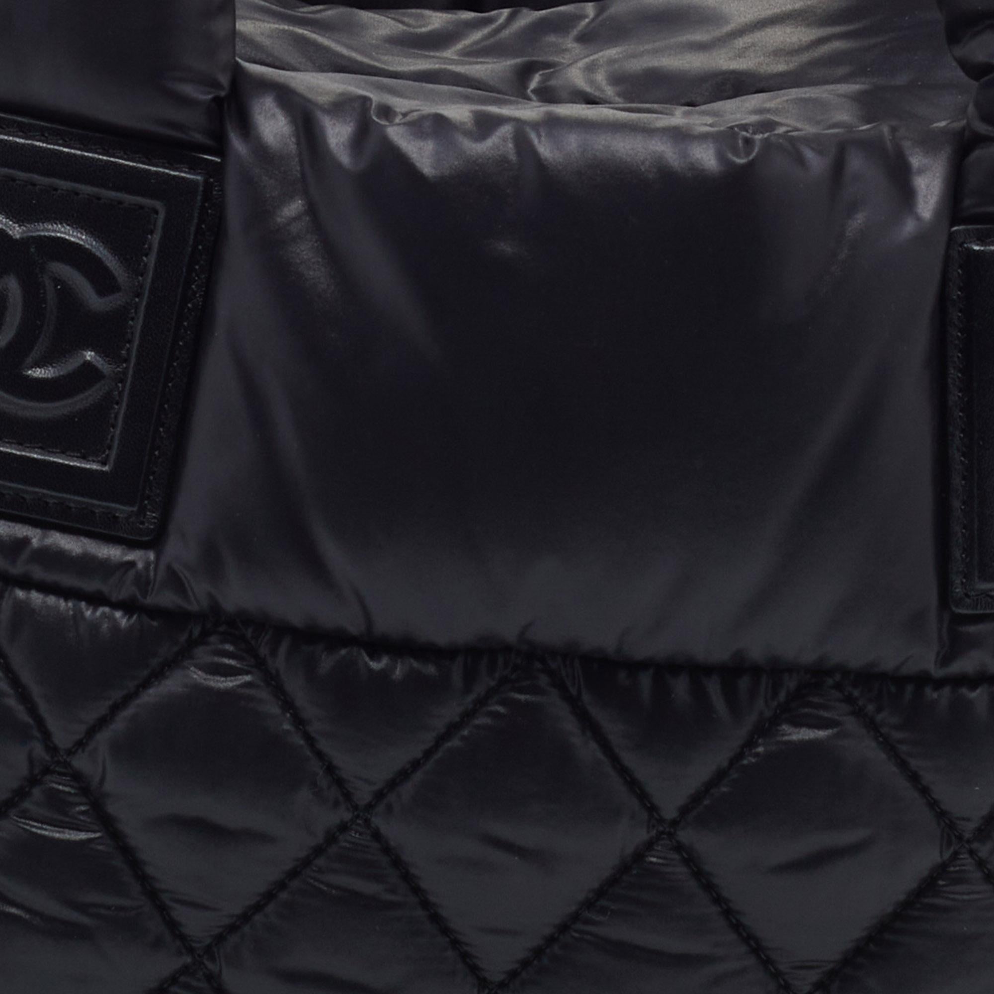 Chanel Schwarze gesteppte Coco Cocoon Puffer-Tasche aus Nylon 4