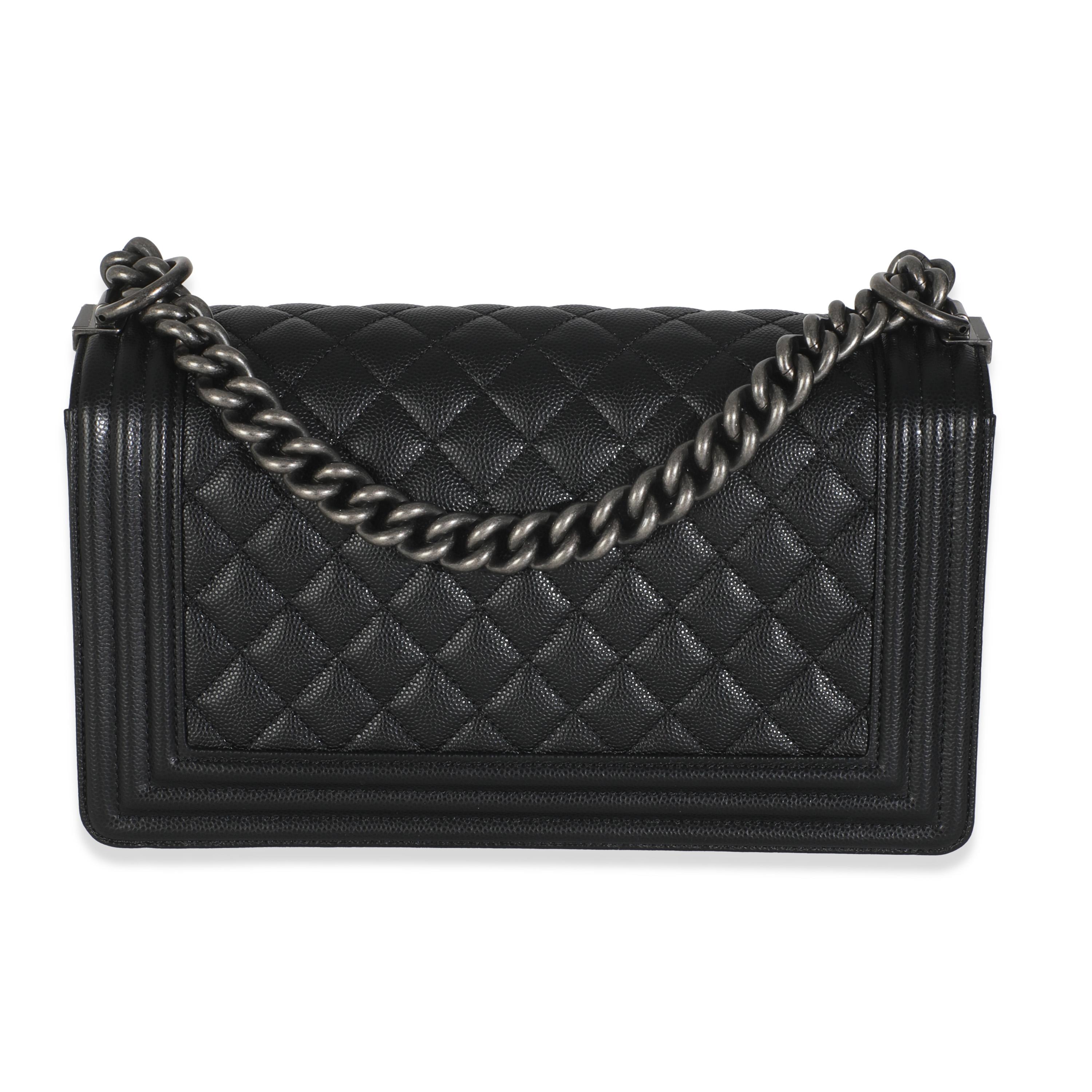 Titre de la liste : Chanel Black Quilted Caviar Old Medium Boy Bag
SKU : 145496
Condit : Usagé 
Description de l'état : Classique instantané, le sac Boy de Chanel a été lancé en 2011. Le sac matelassé a été conçu par feu Karl Lagerfeld, qui s'est