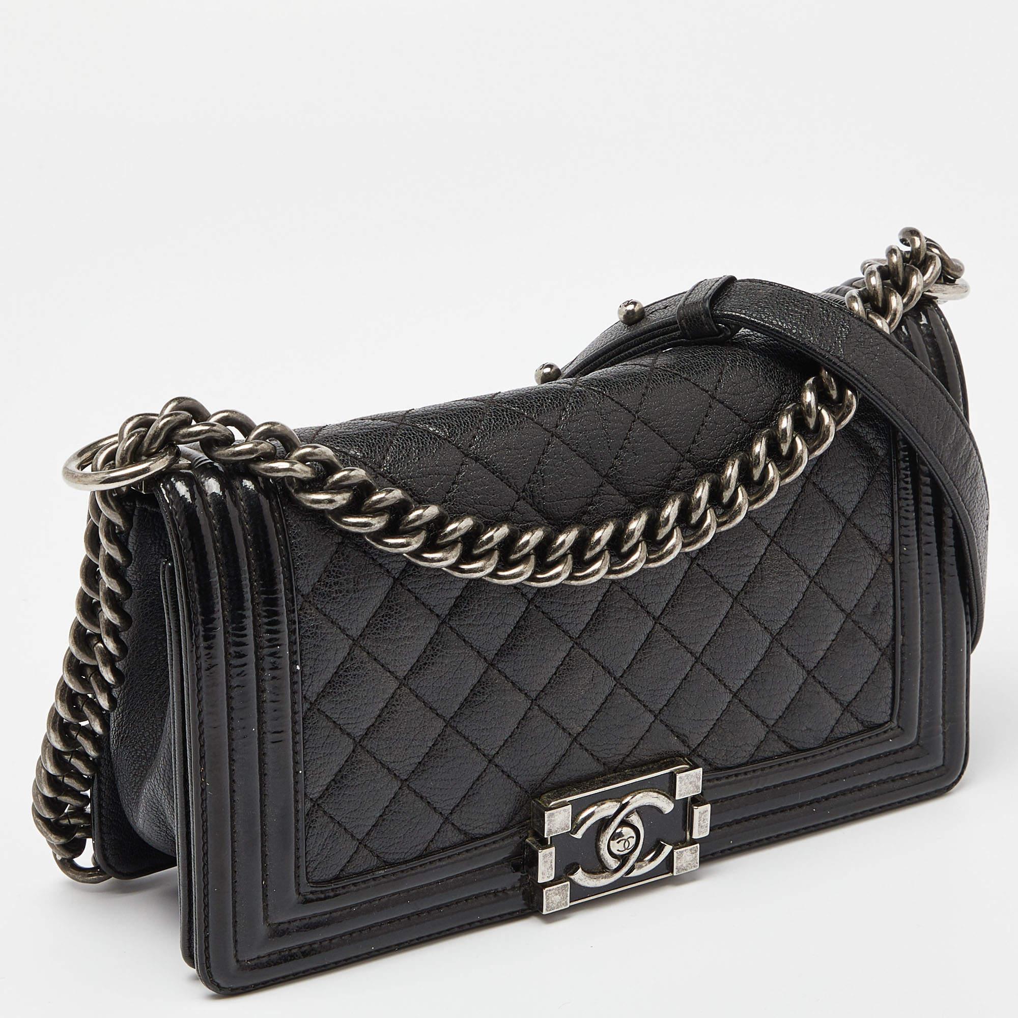 Chanel Schwarze Tasche aus gestepptem Lack und Leder Medium Boy mit Klappe im Zustand „Relativ gut“ im Angebot in Dubai, Al Qouz 2