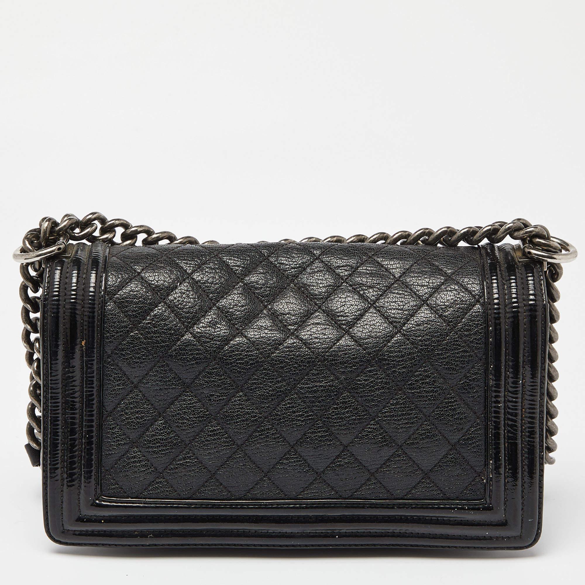 Chanel Schwarze Tasche aus gestepptem Lack und Leder Medium Boy mit Klappe Damen im Angebot