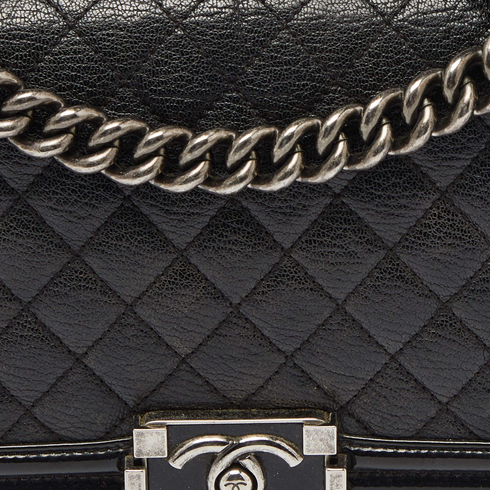 Chanel Schwarze Tasche aus gestepptem Lack und Leder Medium Boy mit Klappe im Angebot 1