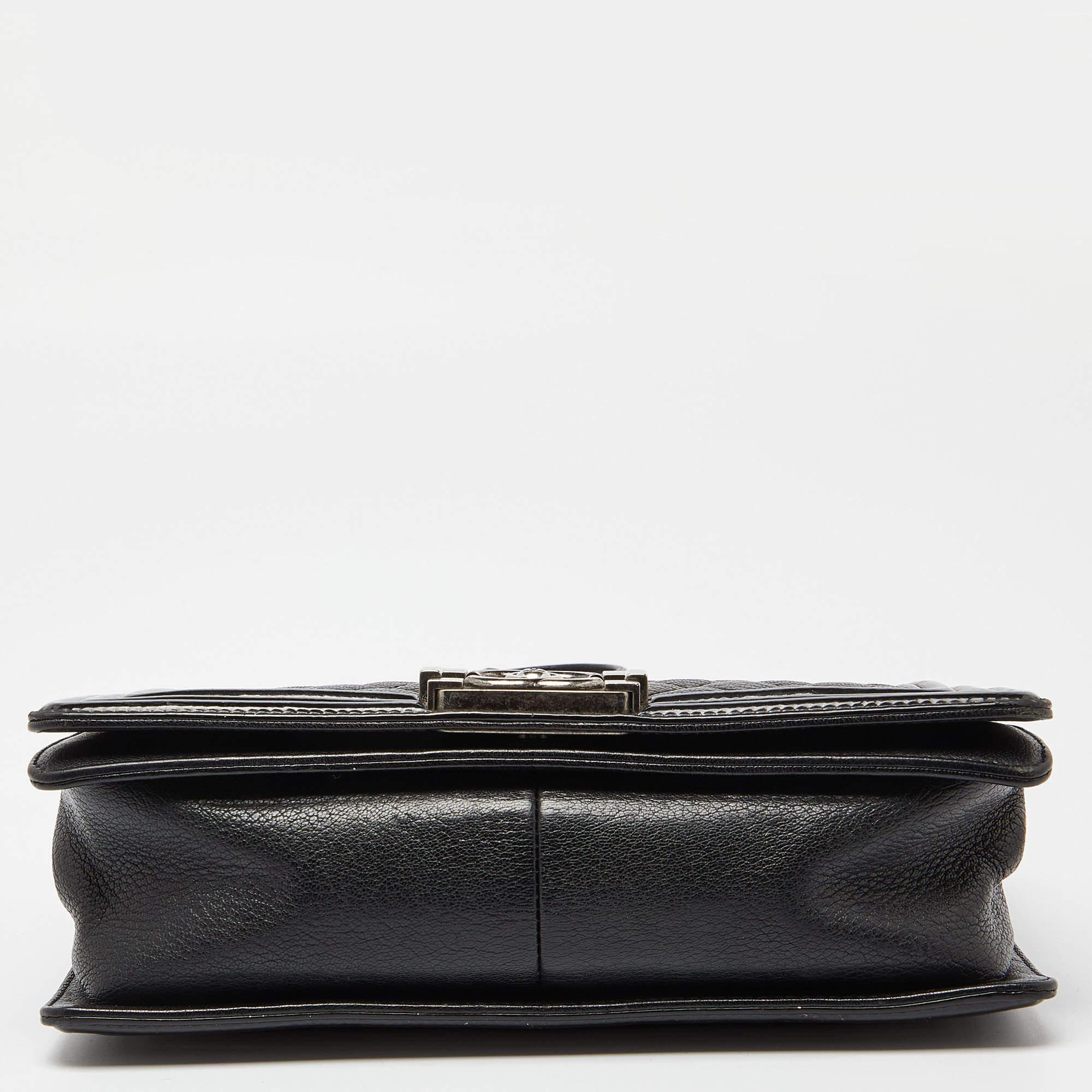 Chanel Schwarze Tasche aus gestepptem Lack und Leder Medium Boy mit Klappe im Angebot 2