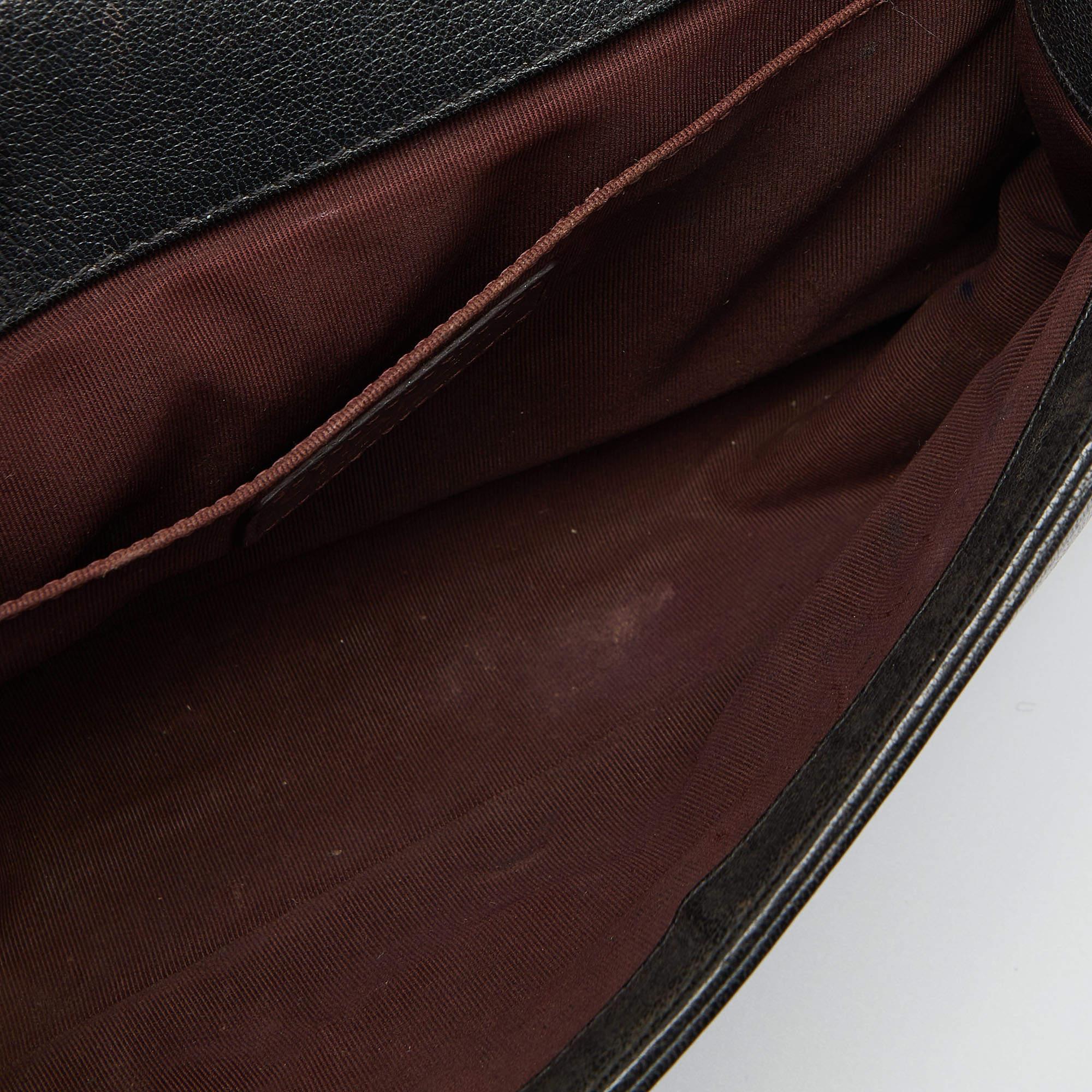 Chanel Schwarze Tasche aus gestepptem Lack und Leder Medium Boy mit Klappe im Angebot 3