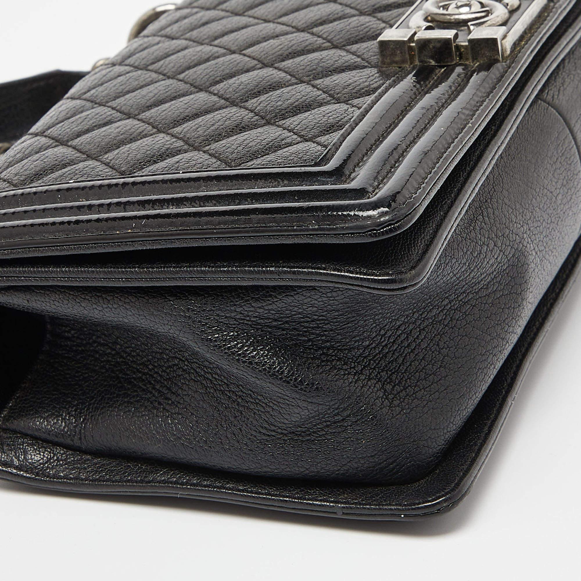 Chanel Schwarze Tasche aus gestepptem Lack und Leder Medium Boy mit Klappe im Angebot 5