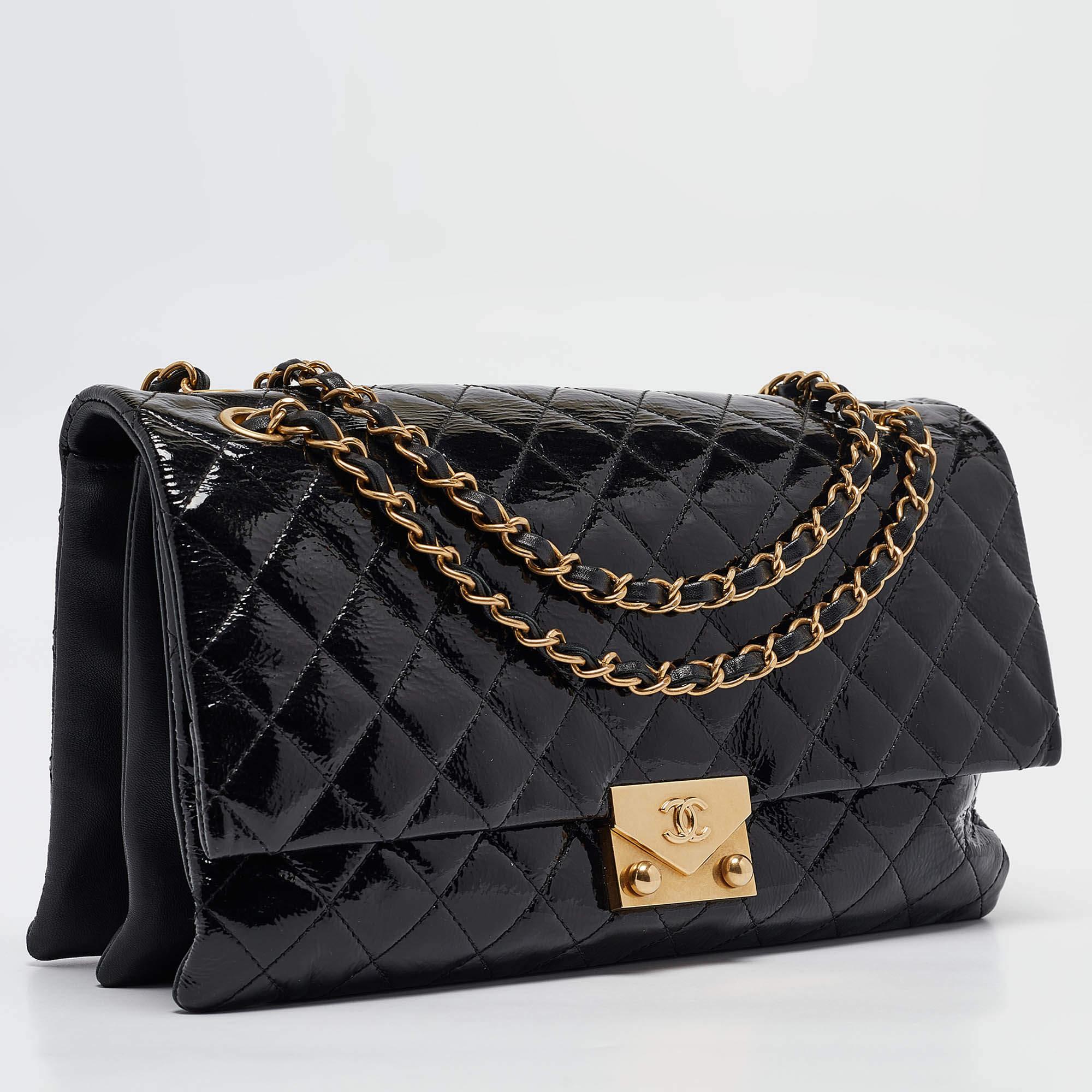 Chanel Black Quilted Patent and Leather Pagoda Accordion Flap Bag In Good Condition For Sale In Dubai, Al Qouz 2