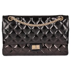 CHANEL Schwarze Tasche aus gestepptem Lackleder 2.44 Reissue 226 mit doppelter Klappe