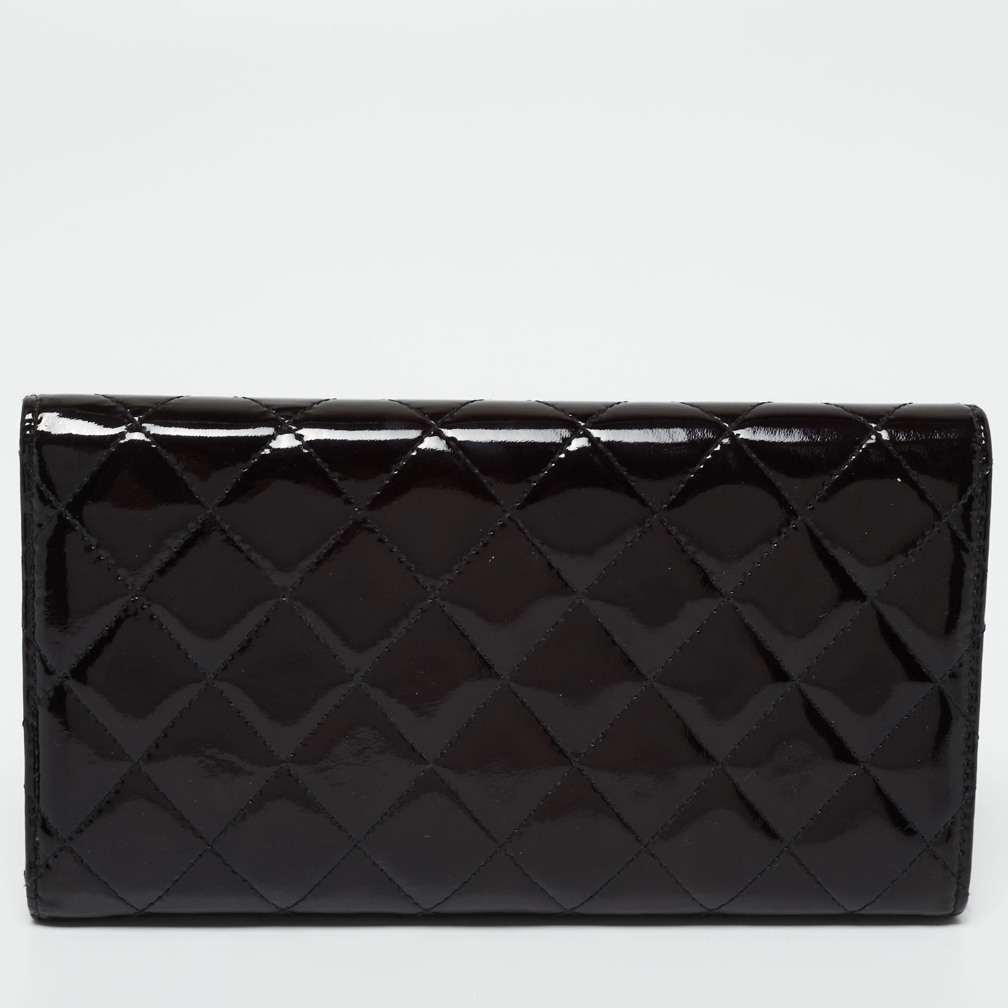 Store all your essentials securely in this exquisite continental wallet from the House of Chanel. It is crafted from black quilted patent leather, with a CC logo accent detailing the front. The leather-nylon interior grants you ample storage space.