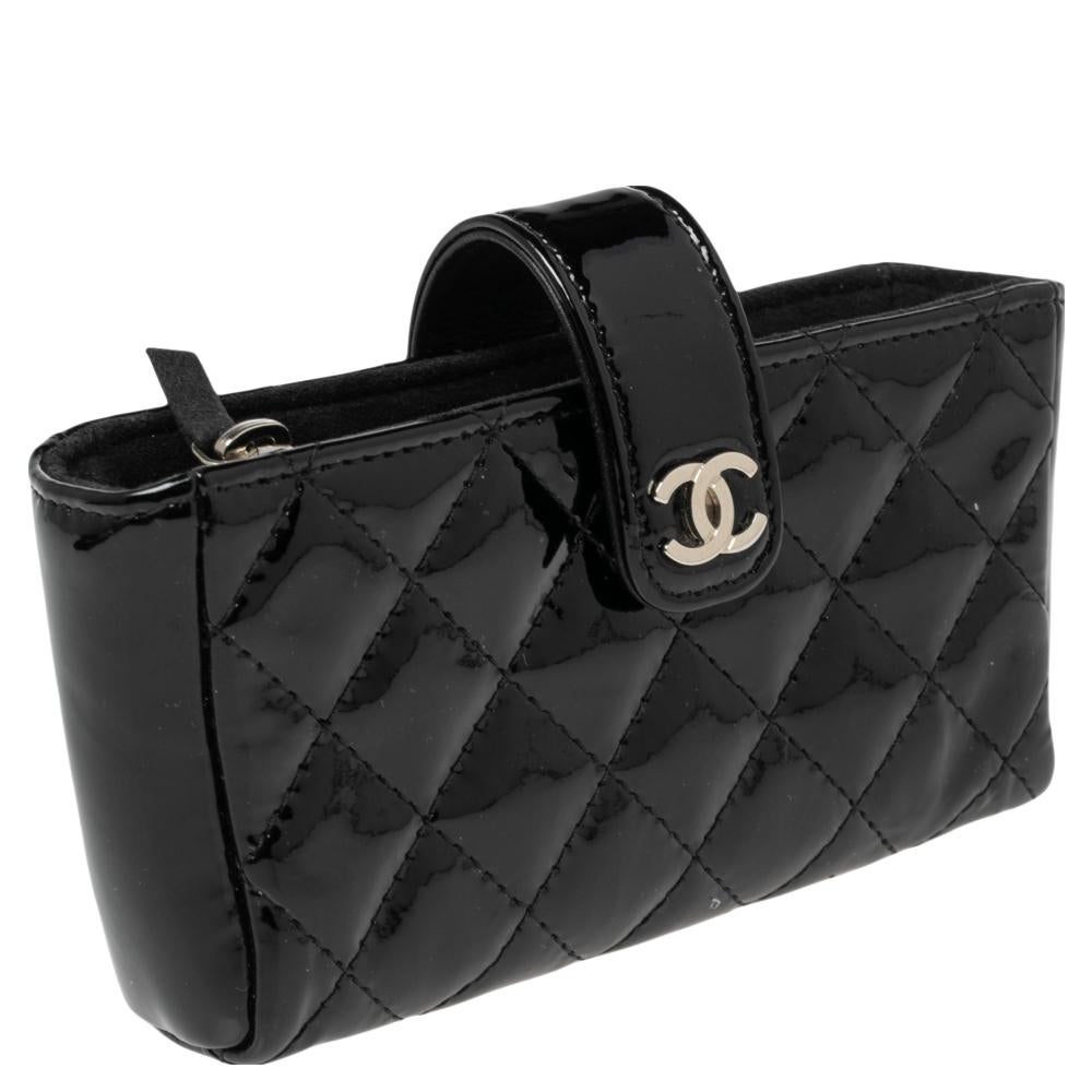 Chanel Black Quilted Patent Leather CC Phone Holder Pouch In Good Condition In Dubai, Al Qouz 2