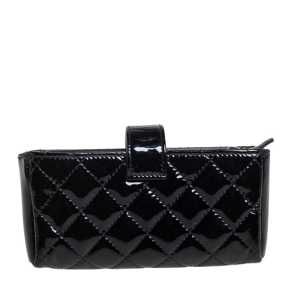 Presenting a phone holder with a fine mixture of charm and utility. This black-hued creation from Chanel is a splendid pick. This pretty piece features a patent leather quilted body, CC-detailed flap, and a well-sized interior to carry your