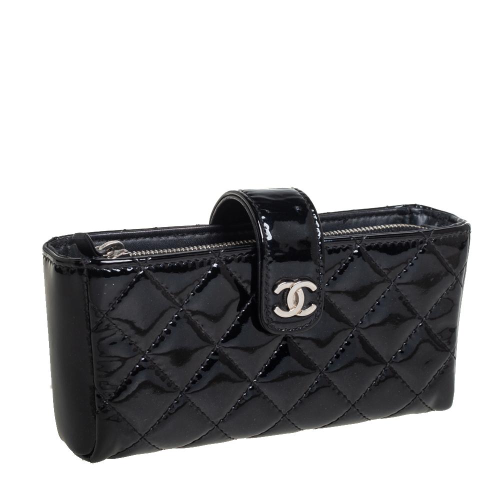 Chanel Black Quilted Patent Leather CC Phone Pouch In Good Condition In Dubai, Al Qouz 2