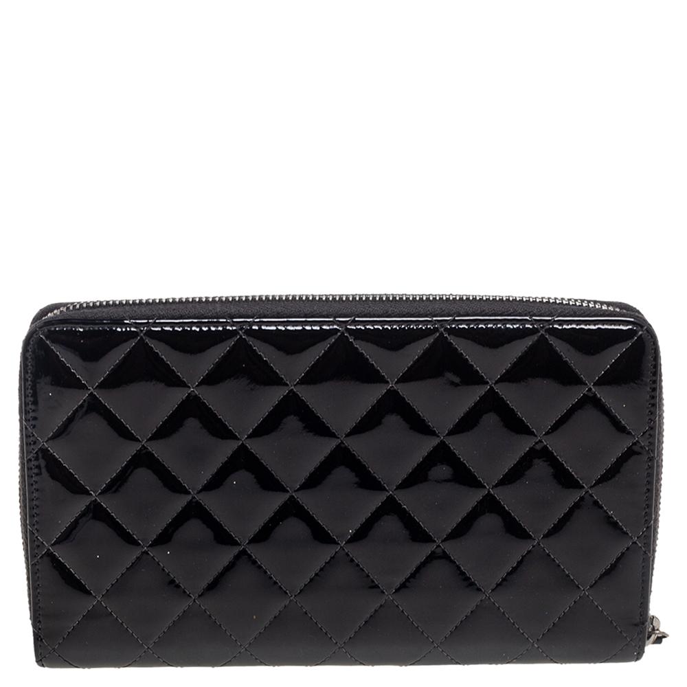 Infusing signature touches, this wallet from Chanel has a functional structure brimming with durability. It is crafted with quilted patent leather and comes fitted with a leather and fabric interior equipped with multiple slots. It is further