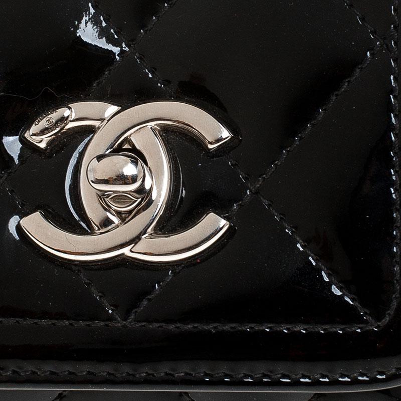 Chanel Black Quilted Patent Leather Crossbody Bag In Good Condition In Dubai, Al Qouz 2