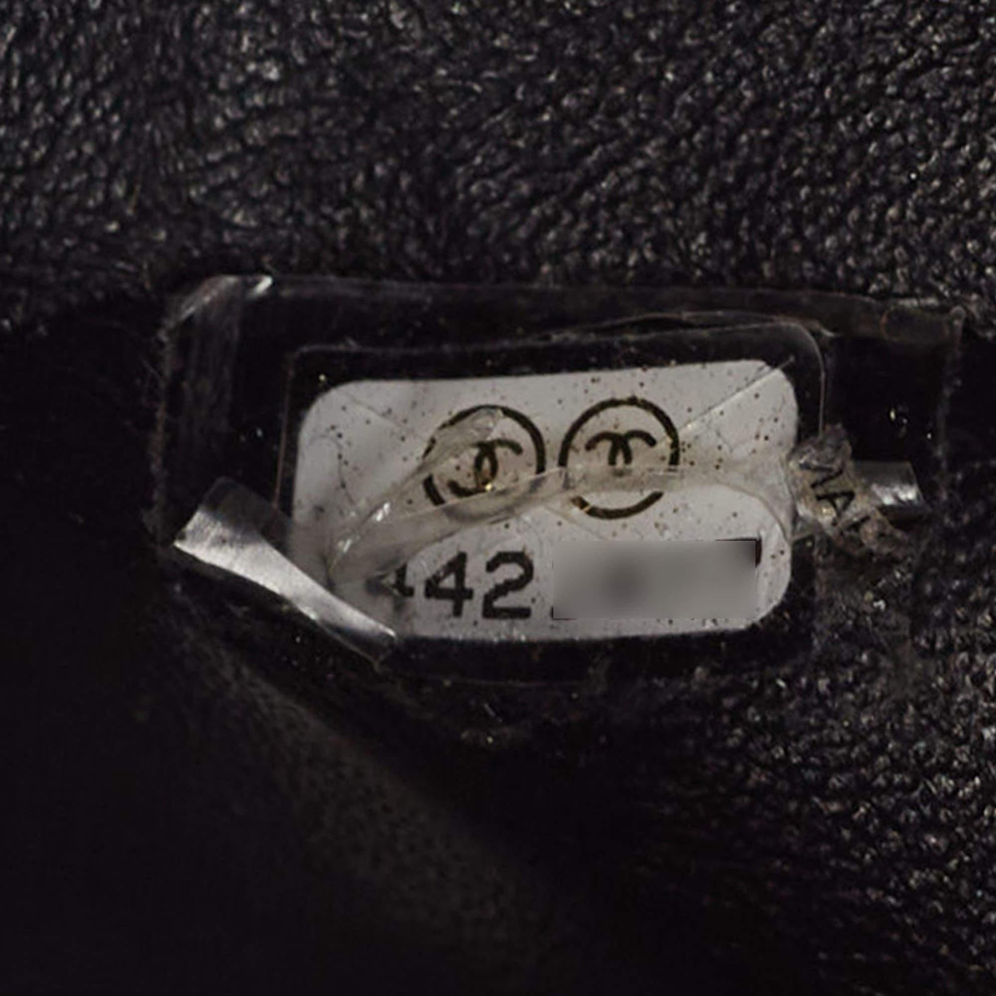 Chanel Schwarze gesteppte Jumbo Classic Double Flap Tasche aus Lackleder im Angebot 11
