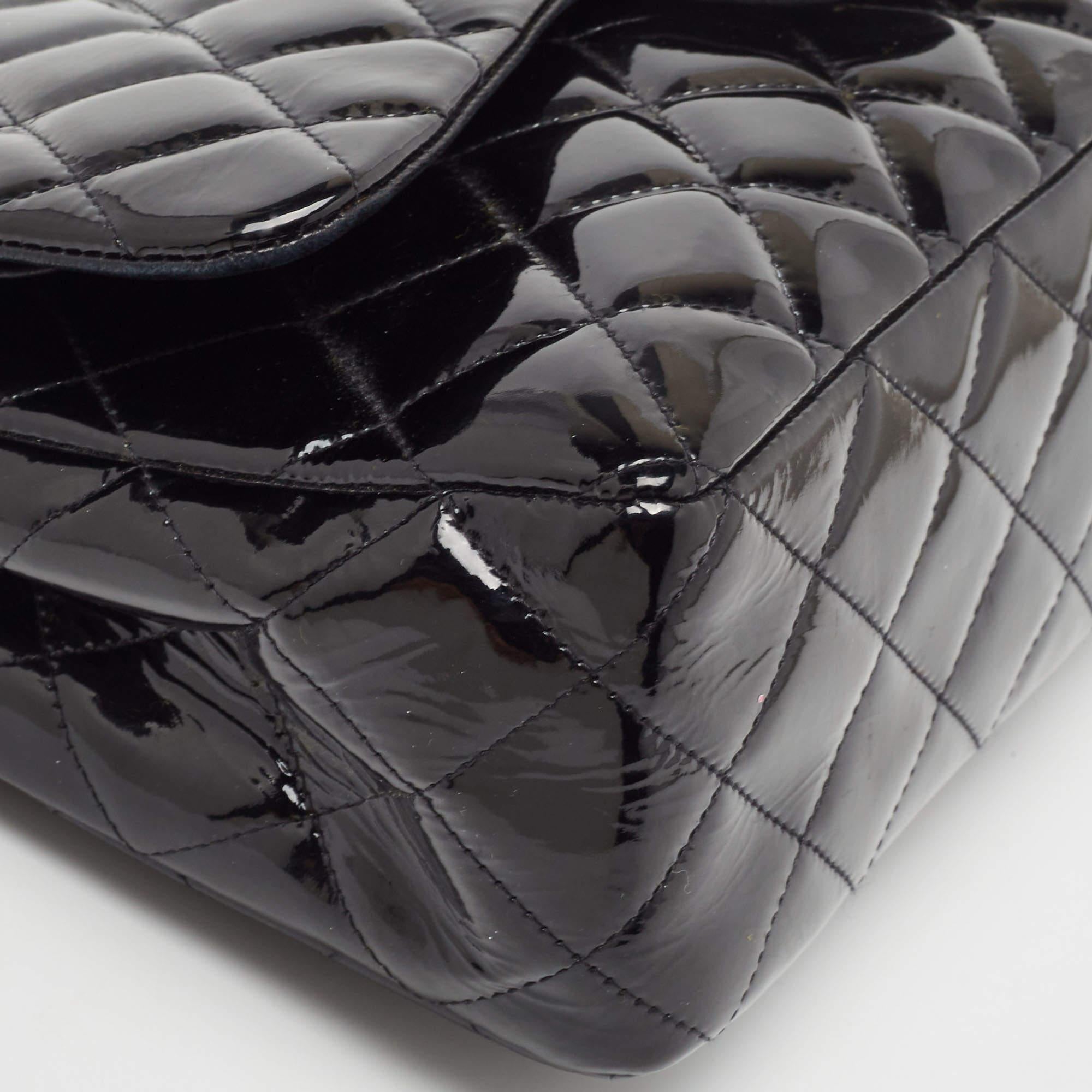 Chanel Schwarze gesteppte Jumbo Classic Double Flap Tasche aus Lackleder Damen im Angebot
