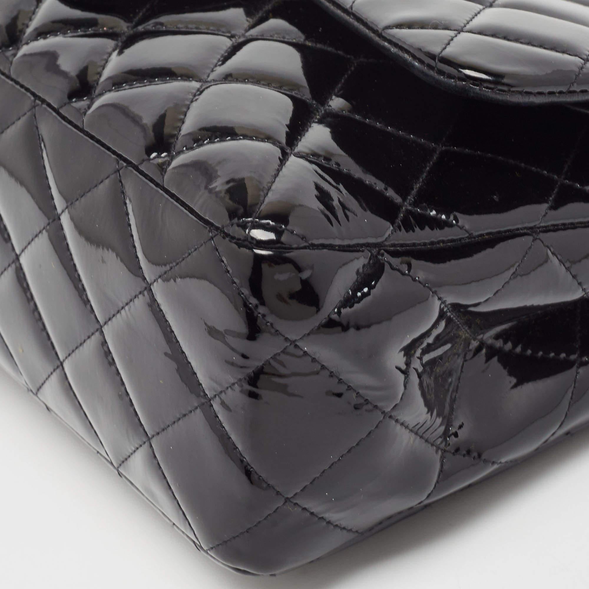 Chanel Schwarze gesteppte Jumbo Classic Double Flap Tasche aus Lackleder im Angebot 3