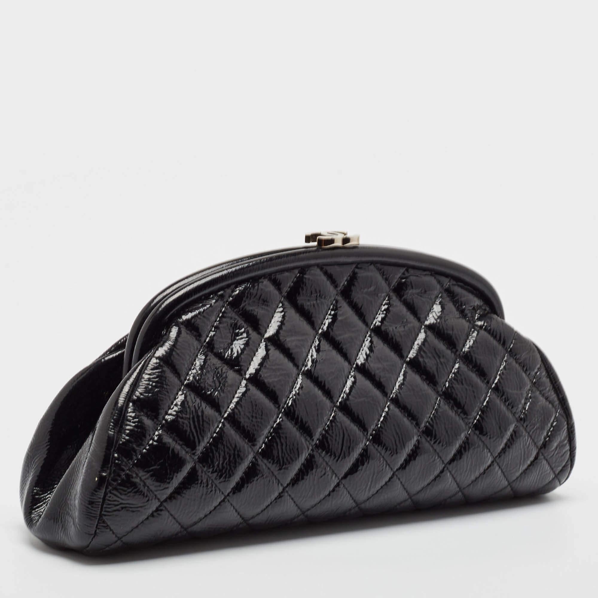Chanel Black Quilted Patent Leather Kiss Lock Clutch In Good Condition In Dubai, Al Qouz 2