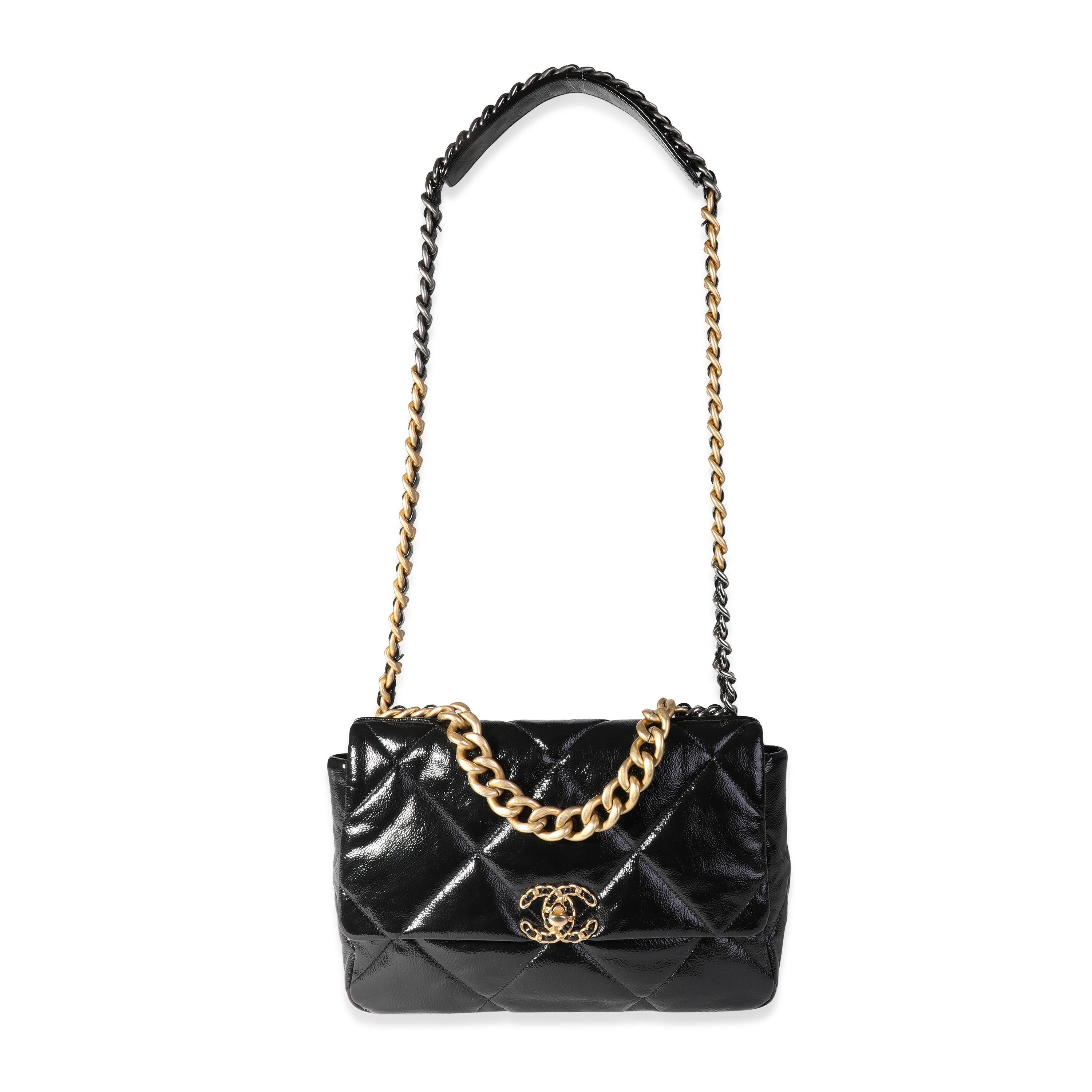 Auflistung Titel: Chanel Schwarz Gestepptes Lackleder Große Chanel 19 Tasche
SKU: 118094
Zustand: Gebraucht (3000)
Handtasche Zustand: Sehr gut
Bemerkungen zum Zustand: Sehr guter Zustand. Plastik an einigen Geräten. Leichte Spuren auf der