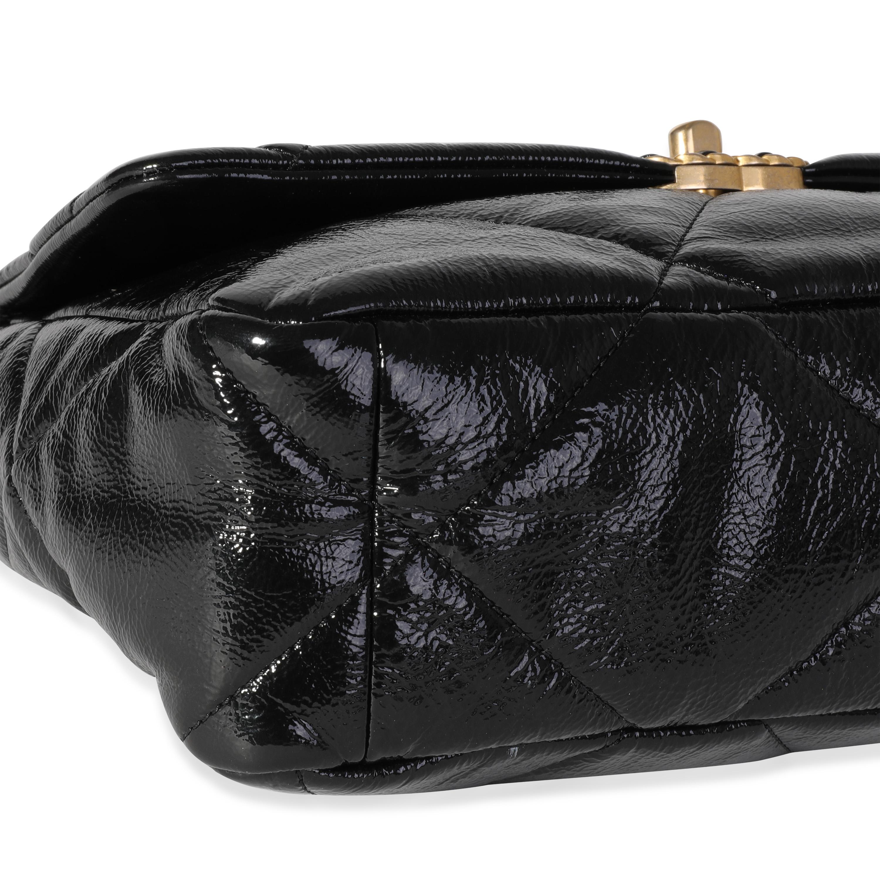 Chanel Große Chanel 19 Tasche aus schwarzem gestepptem Lackleder (Schwarz)