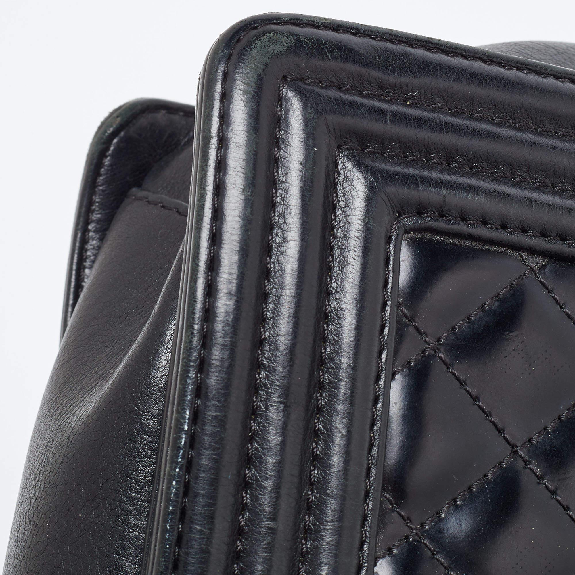 Chanel Medium Boy Bag aus schwarzem gestepptem Lackleder im Angebot 9