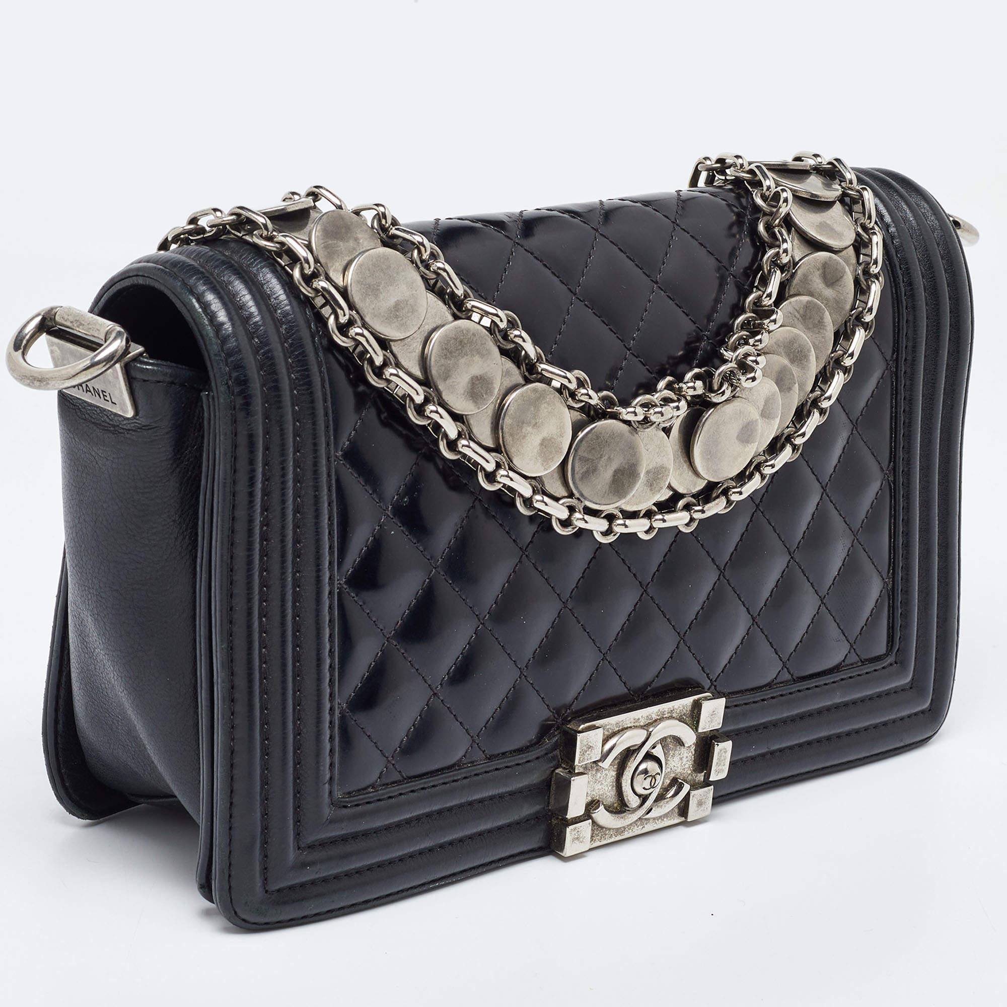 Chanel Medium Boy Bag aus schwarzem gestepptem Lackleder Damen im Angebot