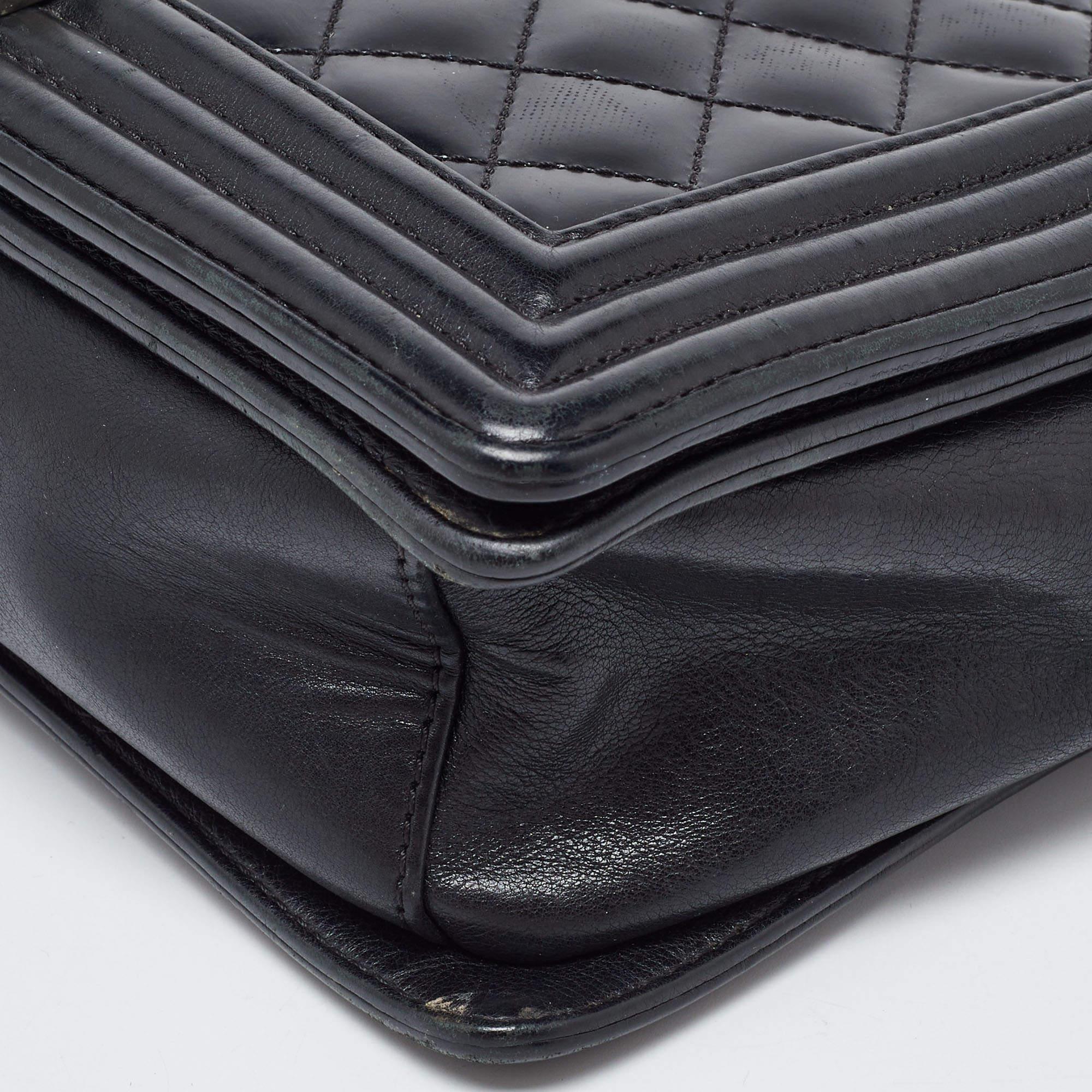 Chanel Medium Boy Bag aus schwarzem gestepptem Lackleder im Angebot 2