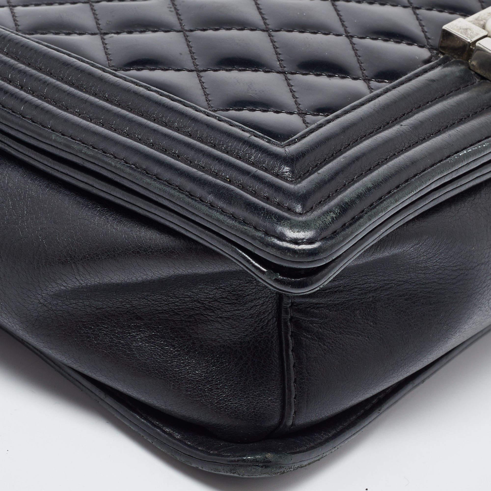 Chanel Medium Boy Bag aus schwarzem gestepptem Lackleder im Angebot 3