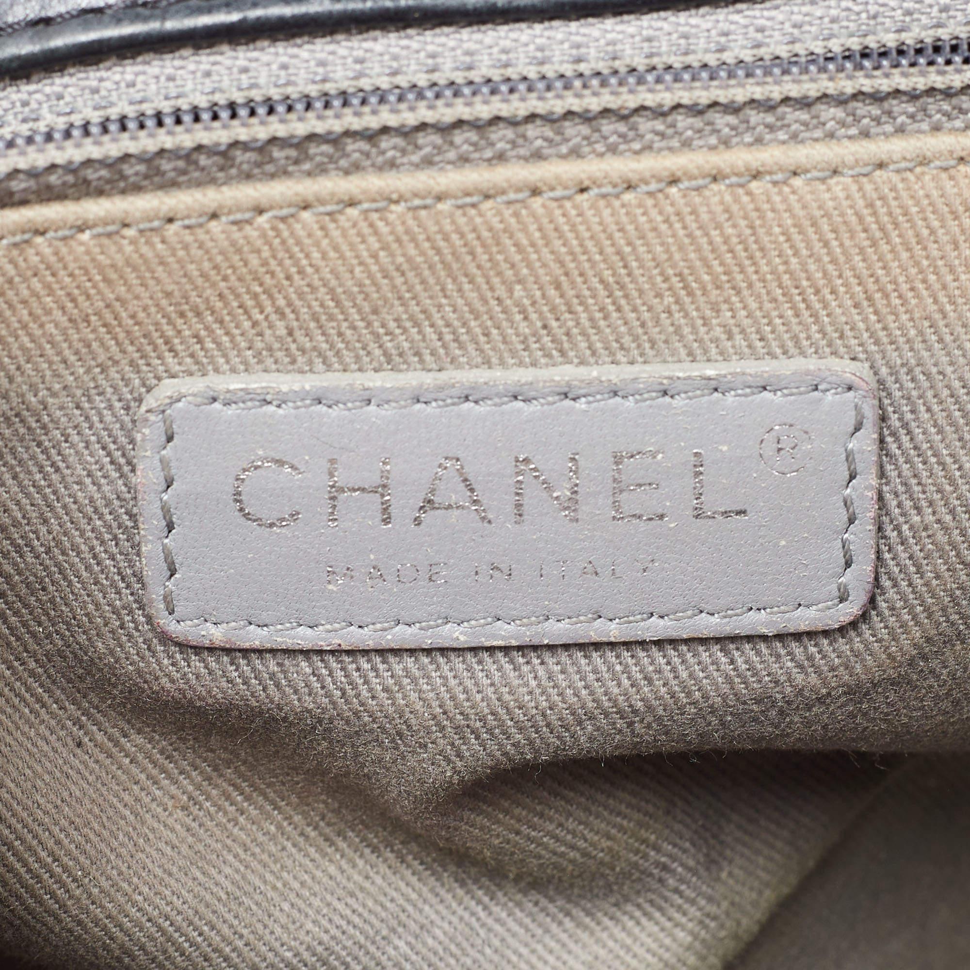 Chanel Medium Boy Bag aus schwarzem gestepptem Lackleder im Angebot 4