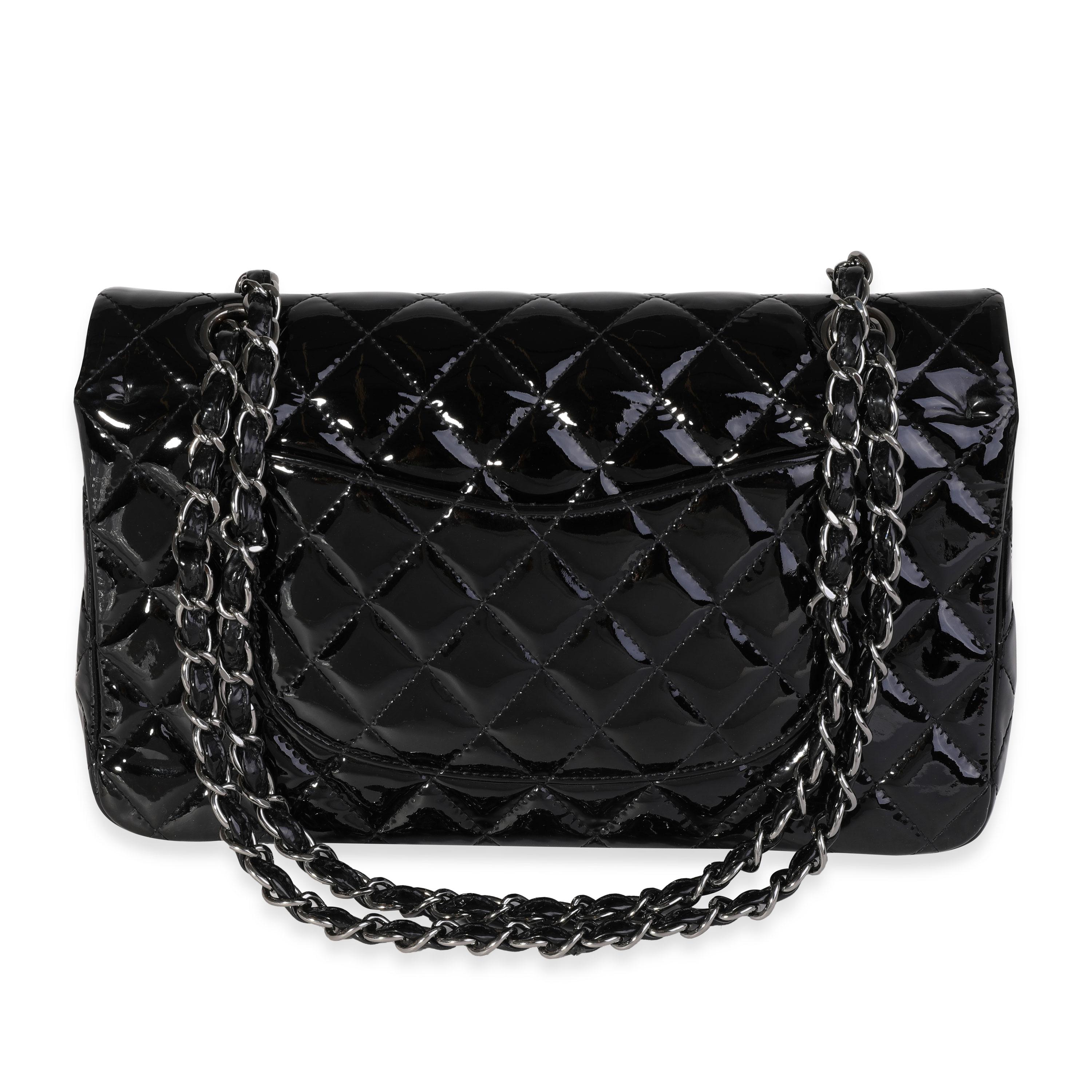 Chanel Schwarze Medium Classic Tasche aus gestepptem Lackleder mit doppelter Klappe im Zustand „Hervorragend“ im Angebot in New York, NY