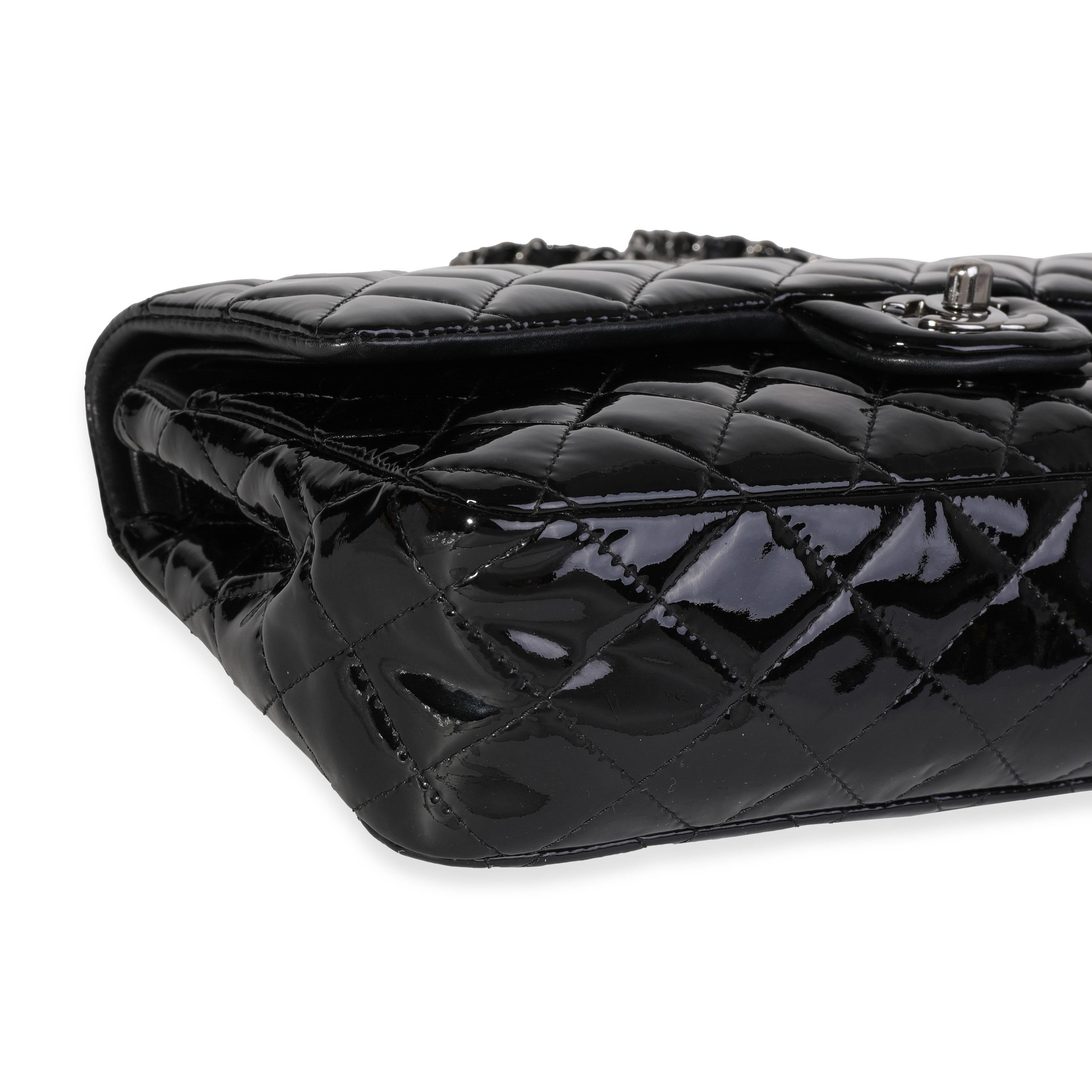 Chanel Schwarze Medium Classic Tasche aus gestepptem Lackleder mit doppelter Klappe im Angebot 3
