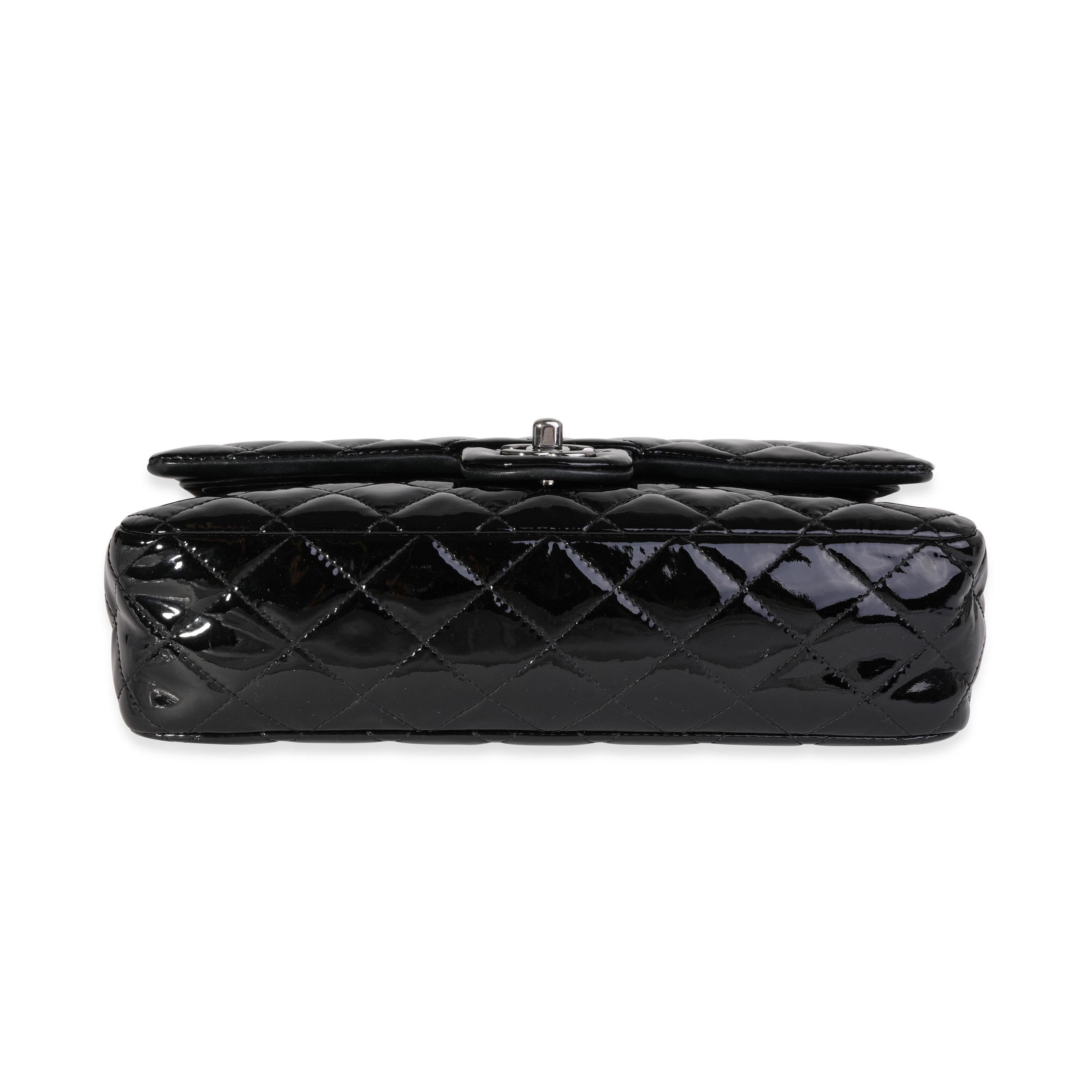 Chanel Schwarze Medium Classic Tasche aus gestepptem Lackleder mit doppelter Klappe im Angebot 4