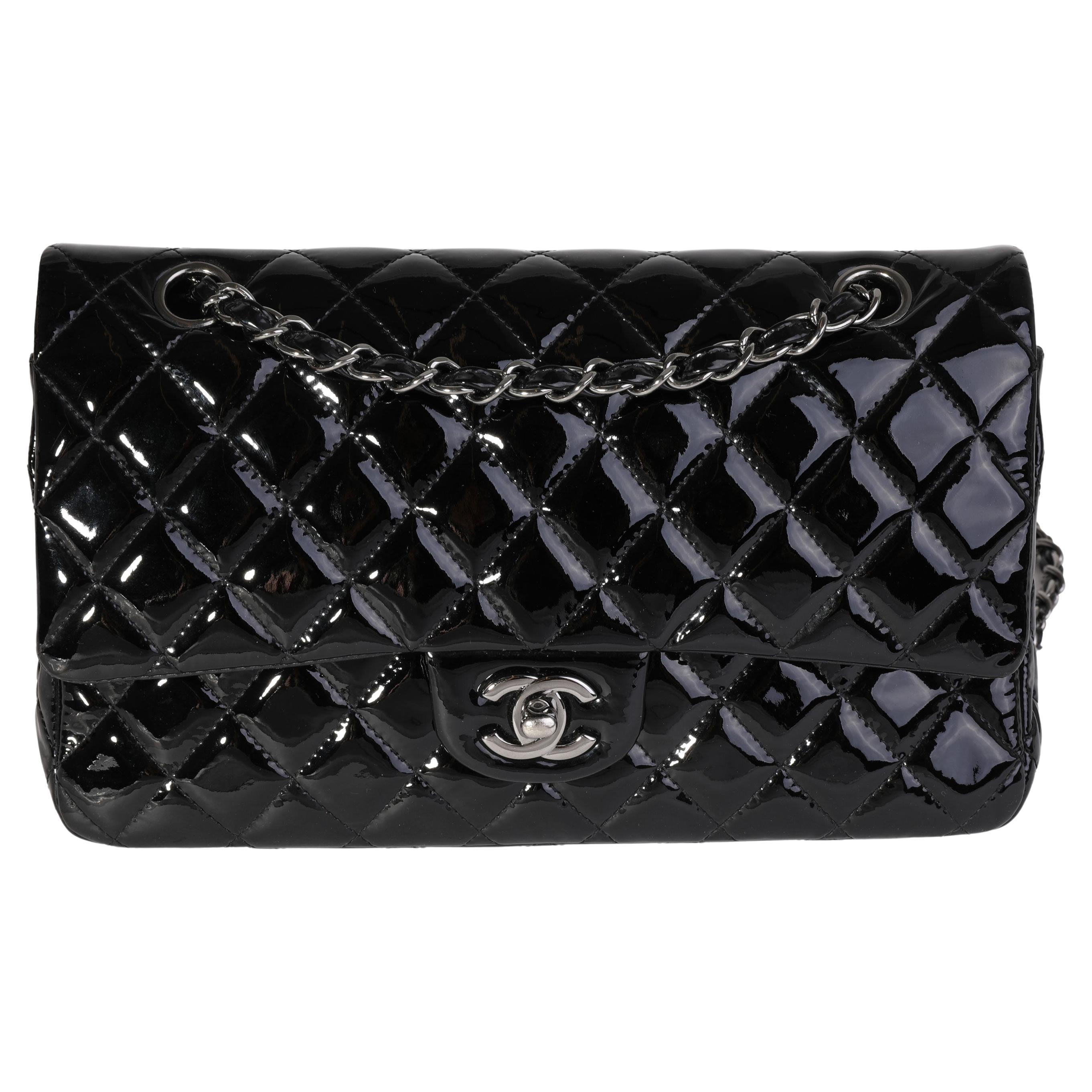 Chanel Schwarze Medium Classic Tasche aus gestepptem Lackleder mit doppelter Klappe im Angebot