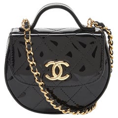 Chanel Schwarze gesteppte Lackleder-Umhängetasche mit Mini-Top-Griff und Klappe