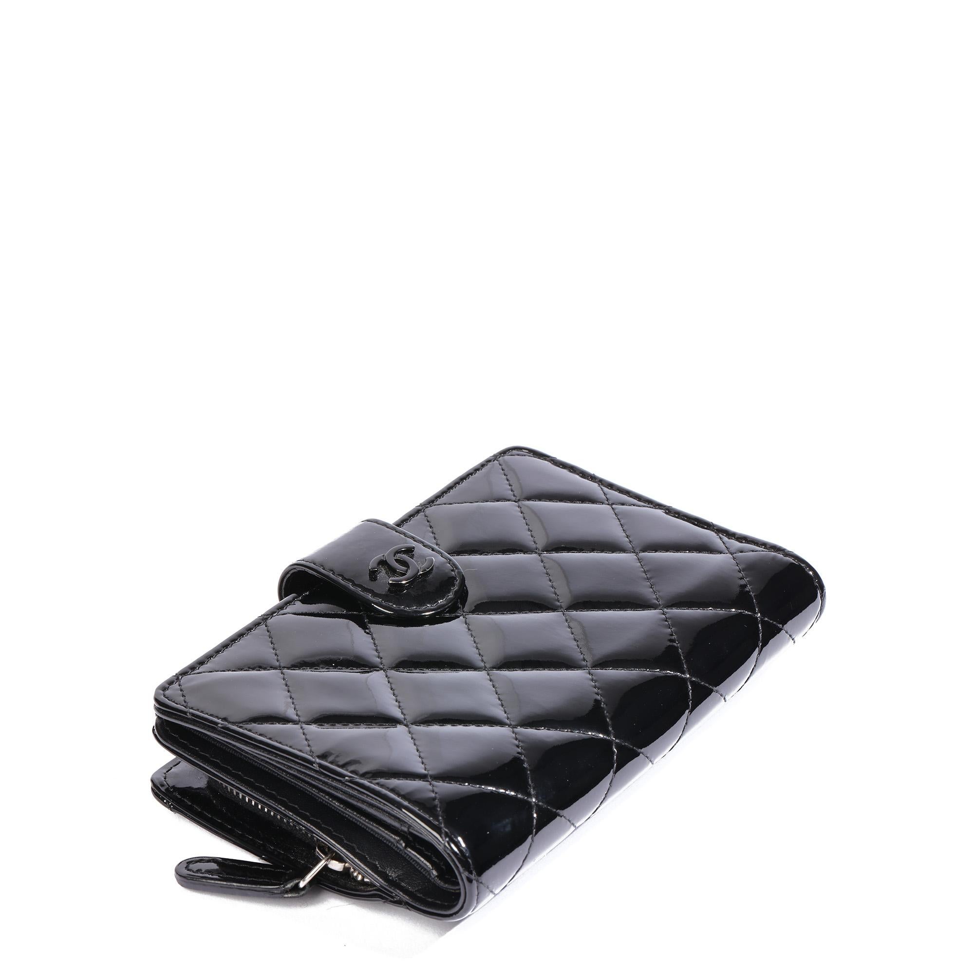 Chanel BLACK QUILTED PATENT LEATHER ZIP POCKET WALLET

CONDITION NOTES
The exterior is in very good condition with minimal signs of use.
The interior is in very good condition with light signs of use.
The hardware is in good condition with light