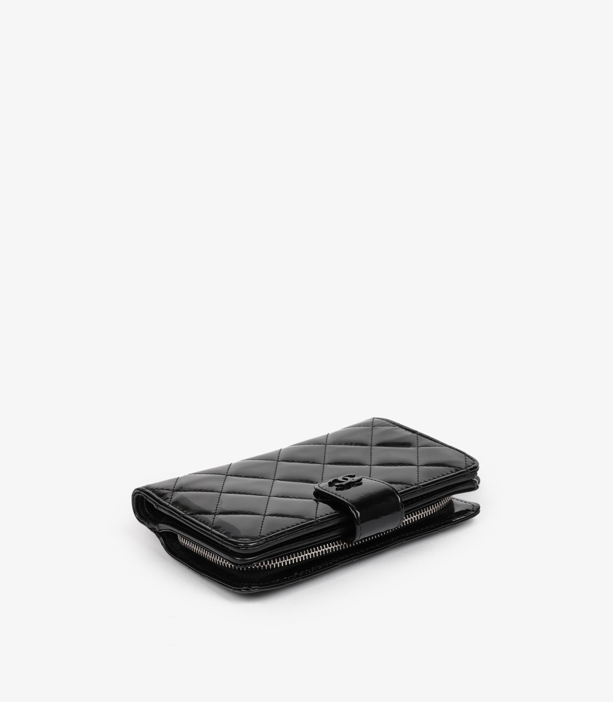 Chanel Schwarzes gestepptes Lackleder Portemonnaie mit Reißverschluss im Zustand „Hervorragend“ im Angebot in Bishop's Stortford, Hertfordshire