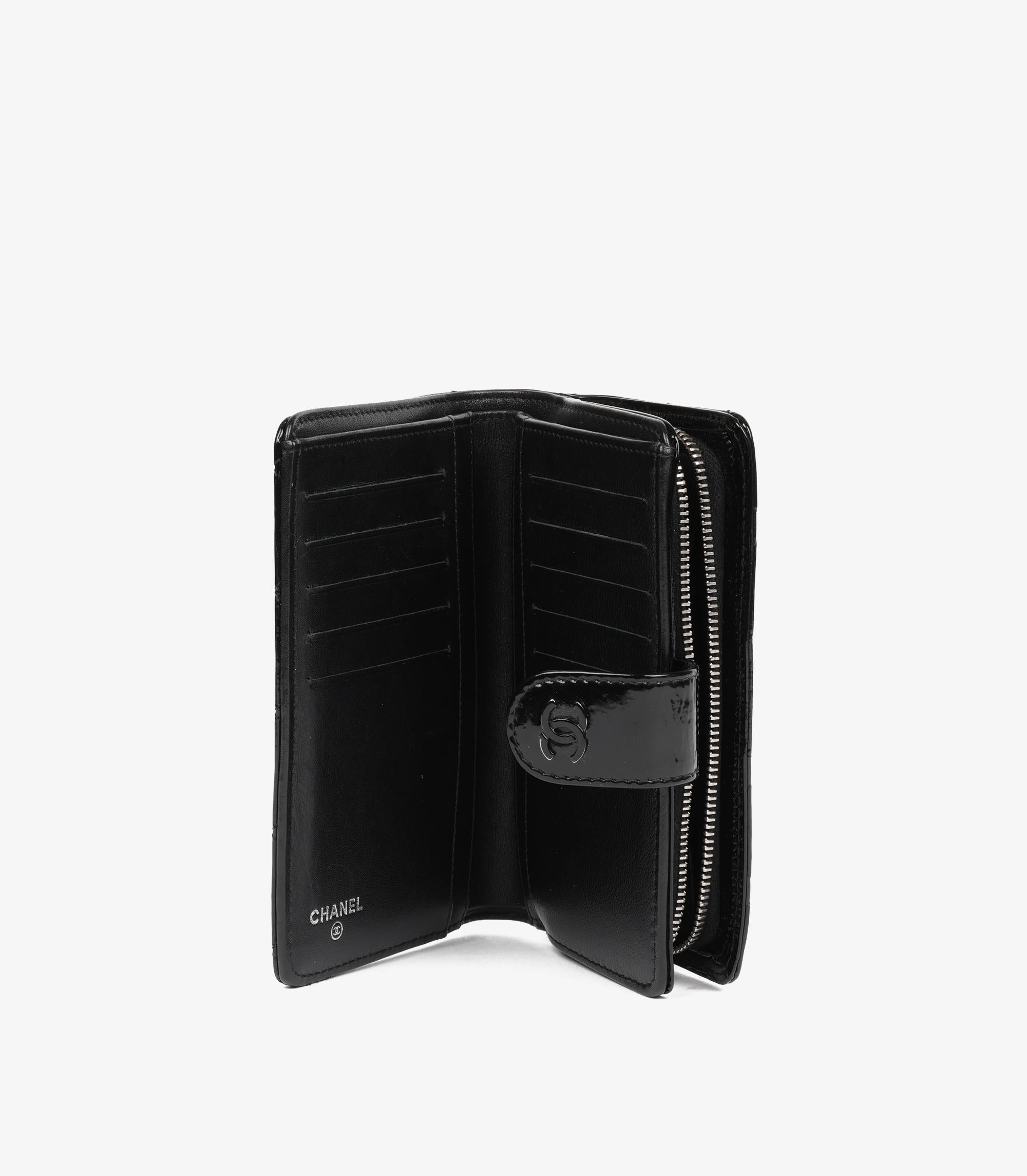 Chanel Schwarzes gestepptes Lackleder Portemonnaie mit Reißverschluss für Damen oder Herren im Angebot