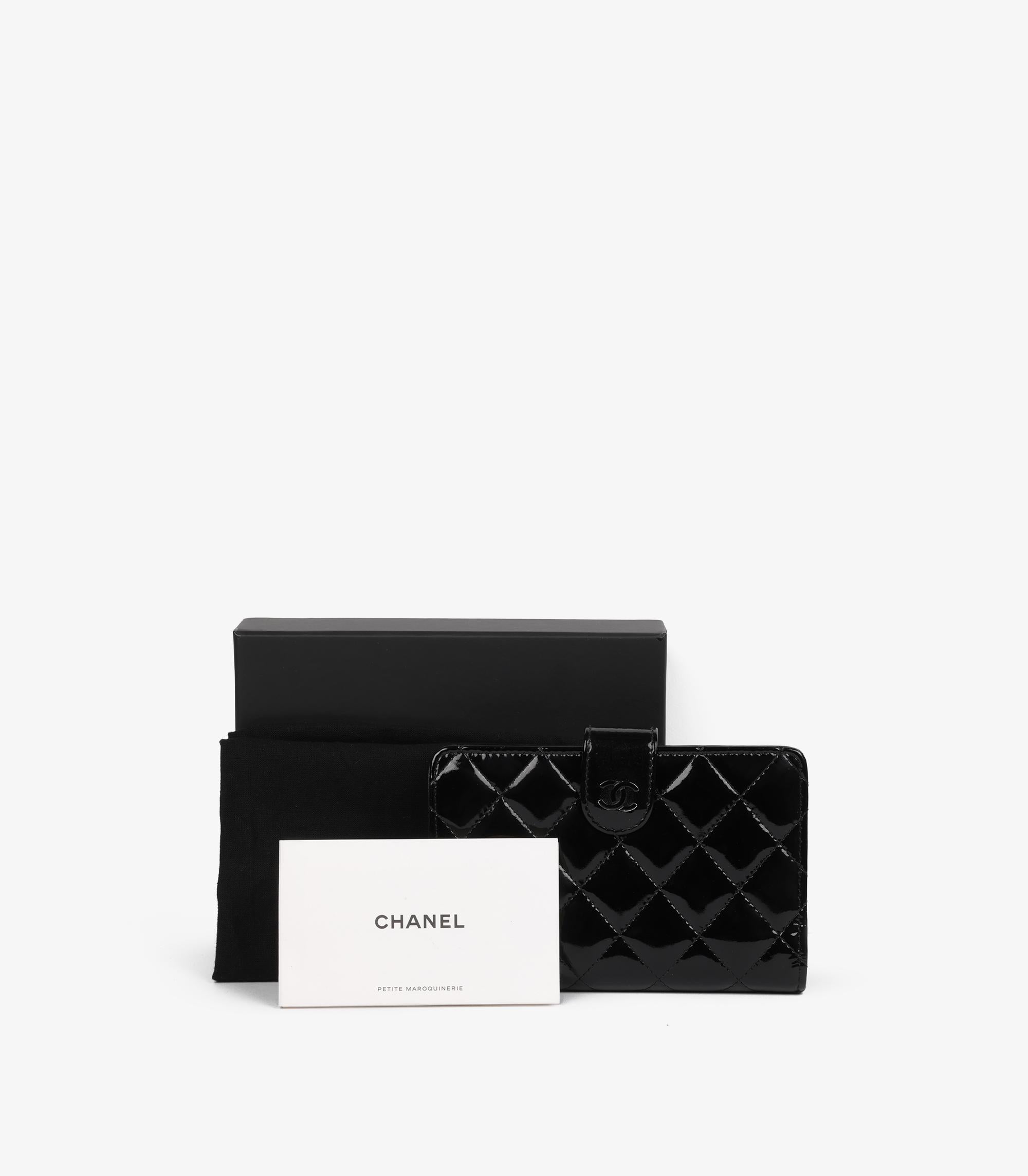 Chanel Schwarzes gestepptes Lackleder Portemonnaie mit Reißverschluss im Angebot 1