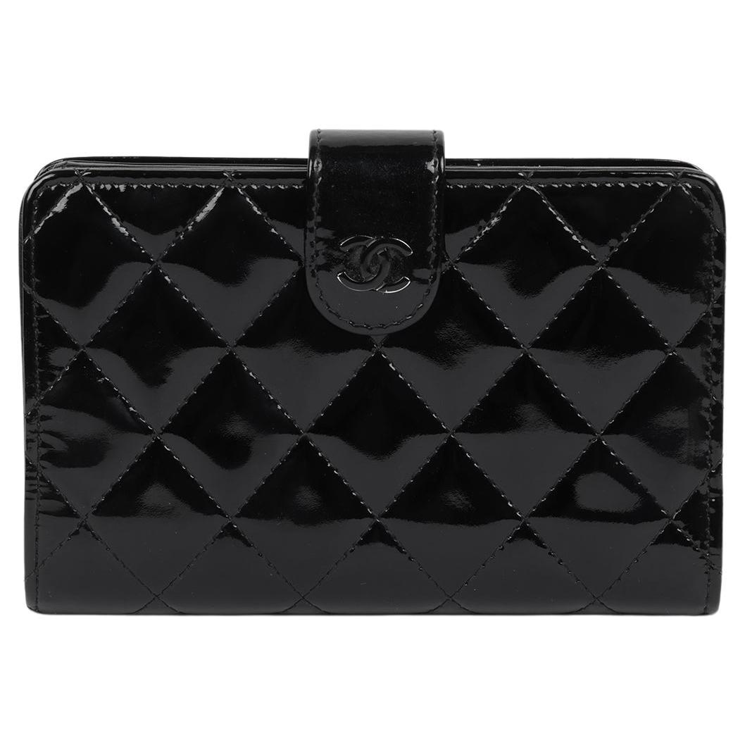 Chanel Schwarzes gestepptes Lackleder Portemonnaie mit Reißverschluss
