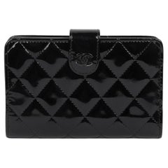 Chanel Schwarzes gestepptes Lackleder Portemonnaie mit Reißverschluss