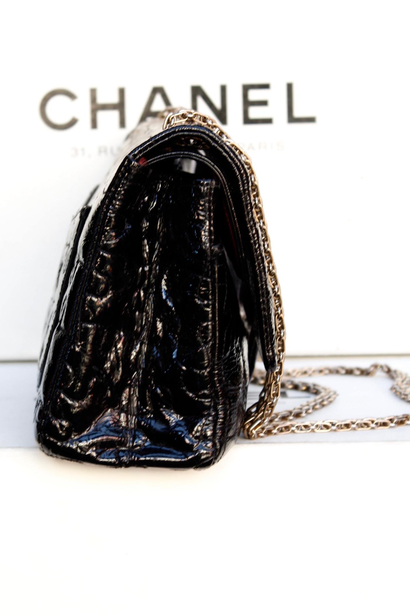 CHANEL (Made in France) Lovely 2.55 bag, composed of quilted patent leather, featuring over stitches representing a jigsaw puzzle, with a long gilded metal double handle and a back patch pocket.

The bag opens with the “Mademoiselle” gilded metal